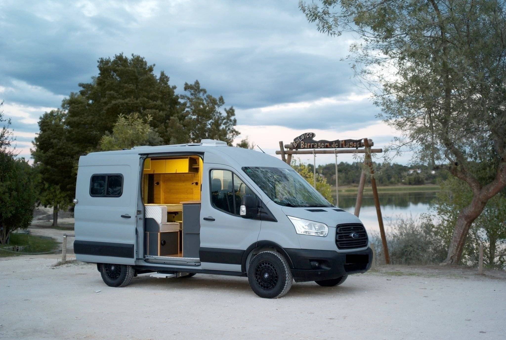 Vista de 3/4 Ford Transit 2,2 l TDCi 130 ch. - Yescapa