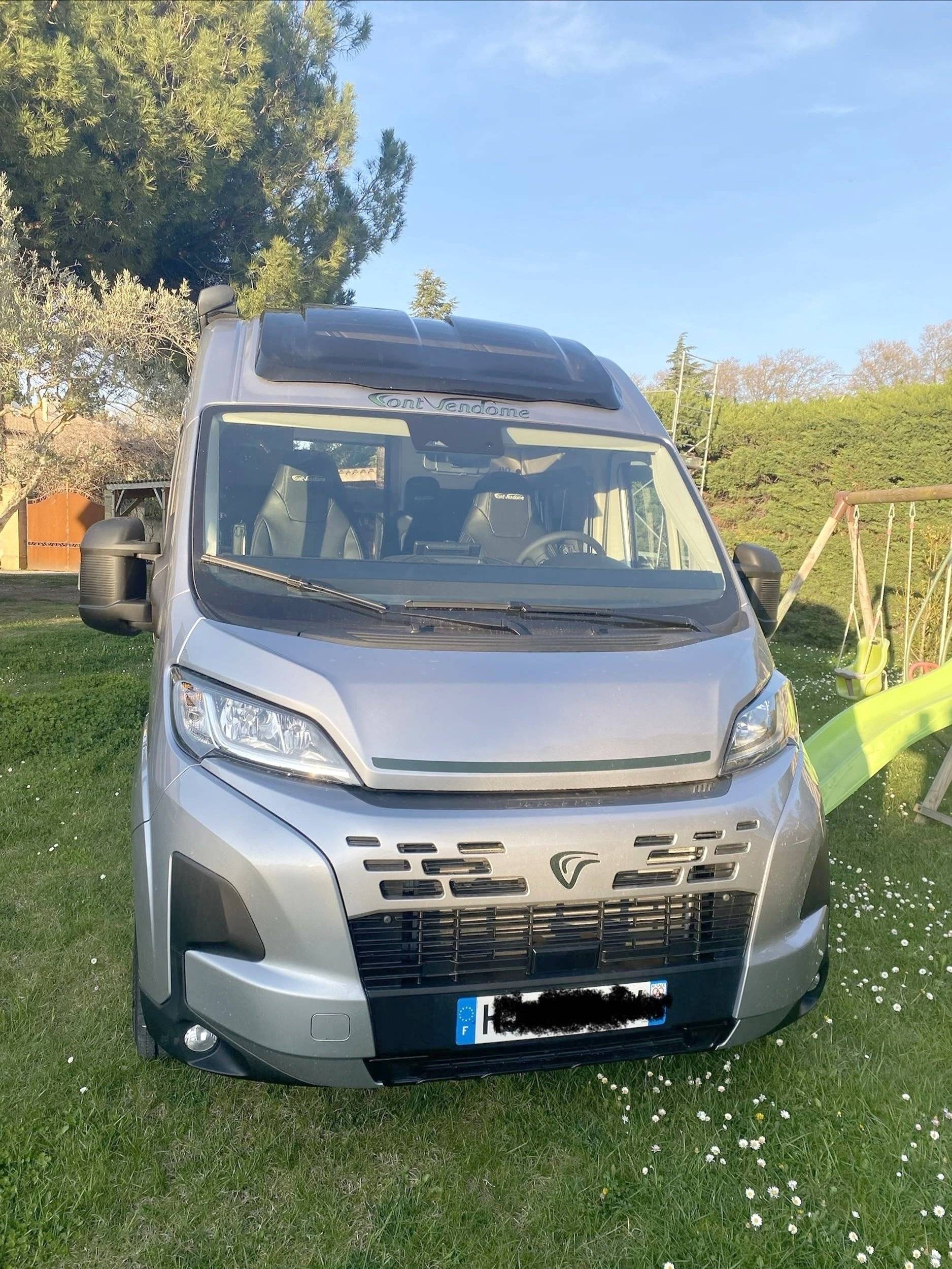 FONT VENDOME Leader Camp Duo