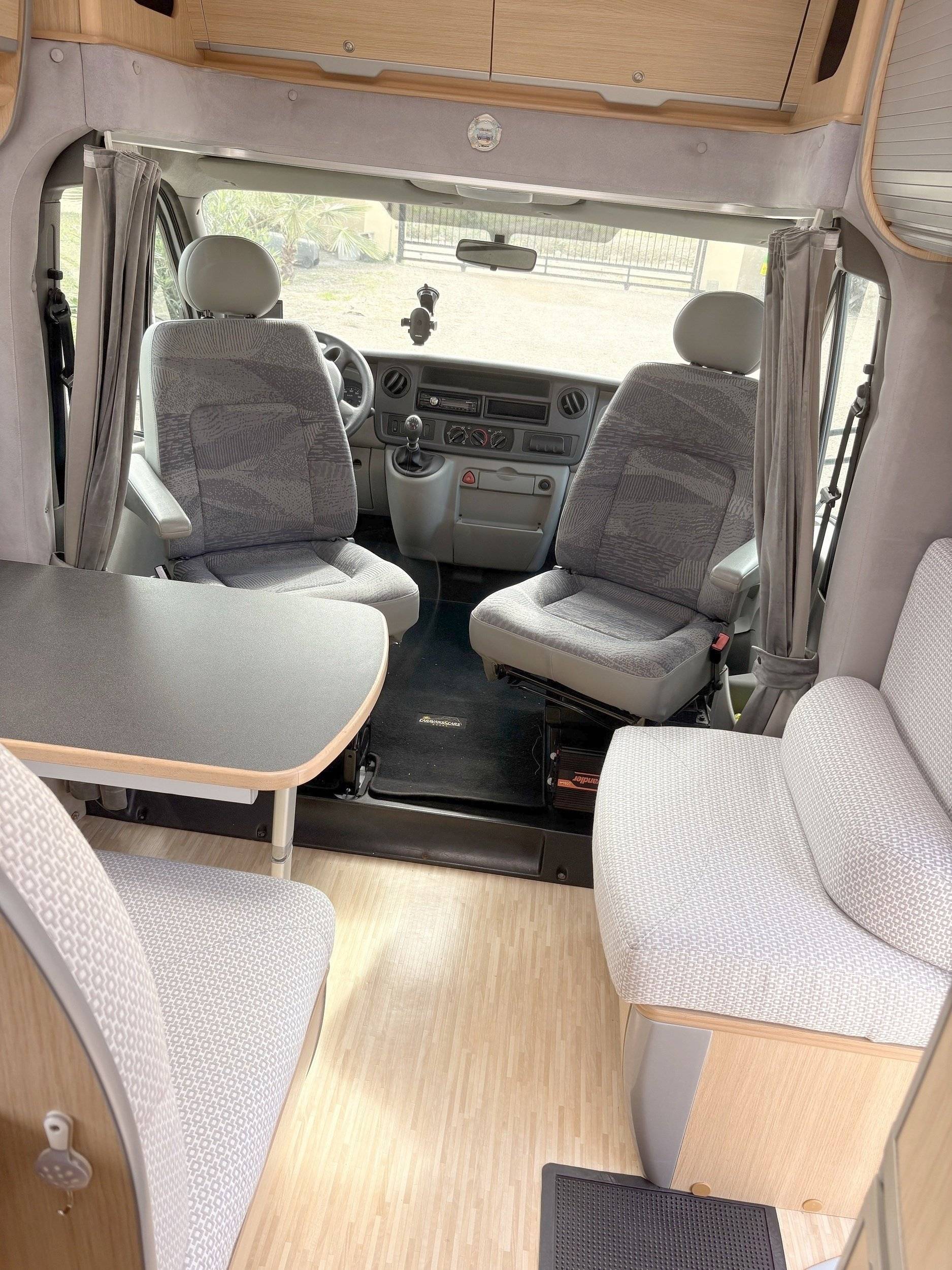 Coin repas Renault Master 3,0 l. dCi 140 ch. - Yescapa