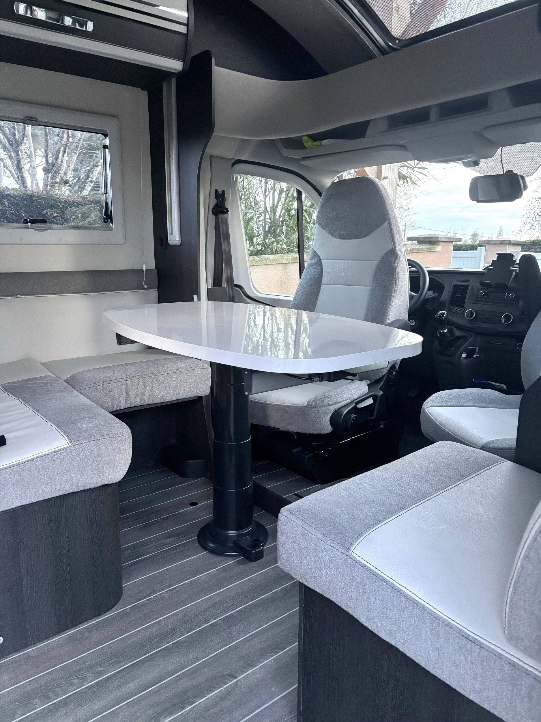 Dining Area Ford Transit 2,0 l 170 ch - Yescapa