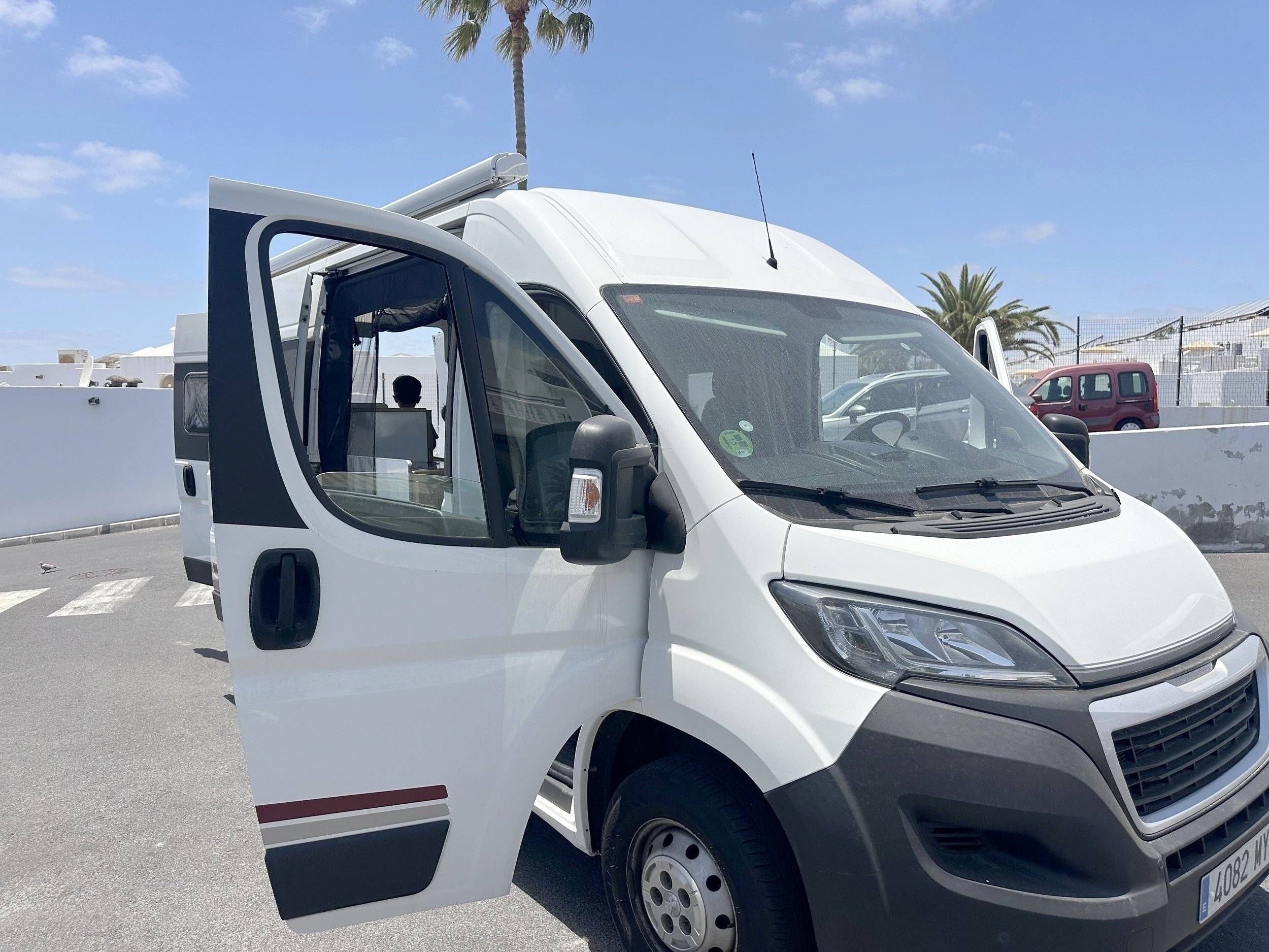 Vista de 3/4 Peugeot Boxer 2.2 BlueHDi 140 CV - Yescapa