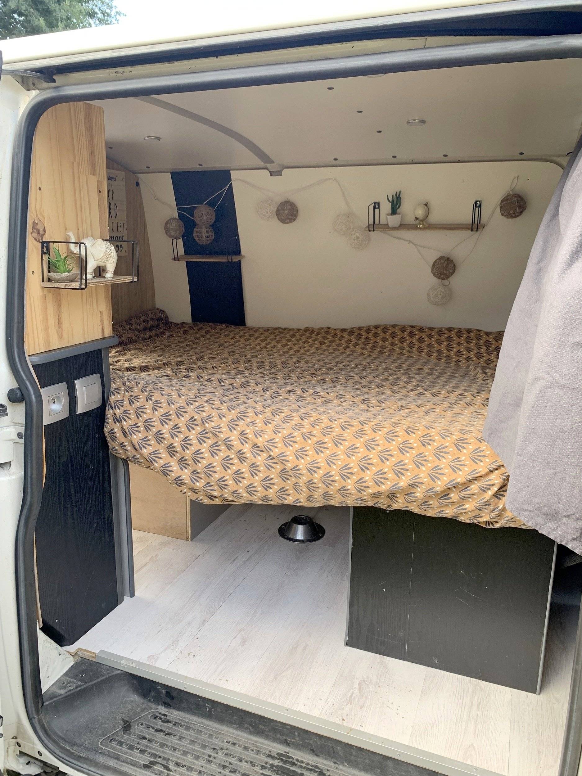 Berth Volkswagen T5 - Yescapa