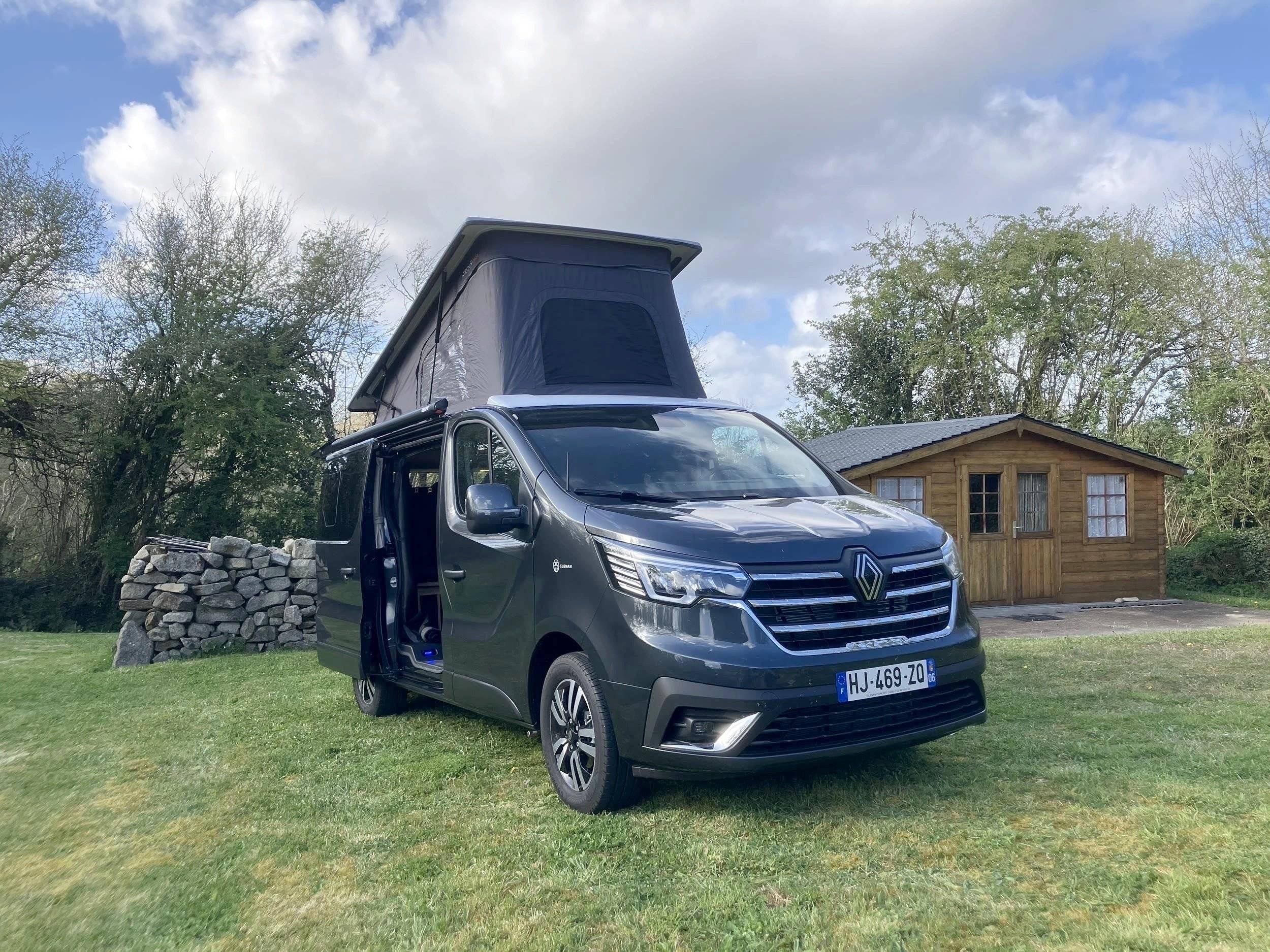 Front view from 3/4 Renault Renault Trafic 150cv Boite auto - Yescapa