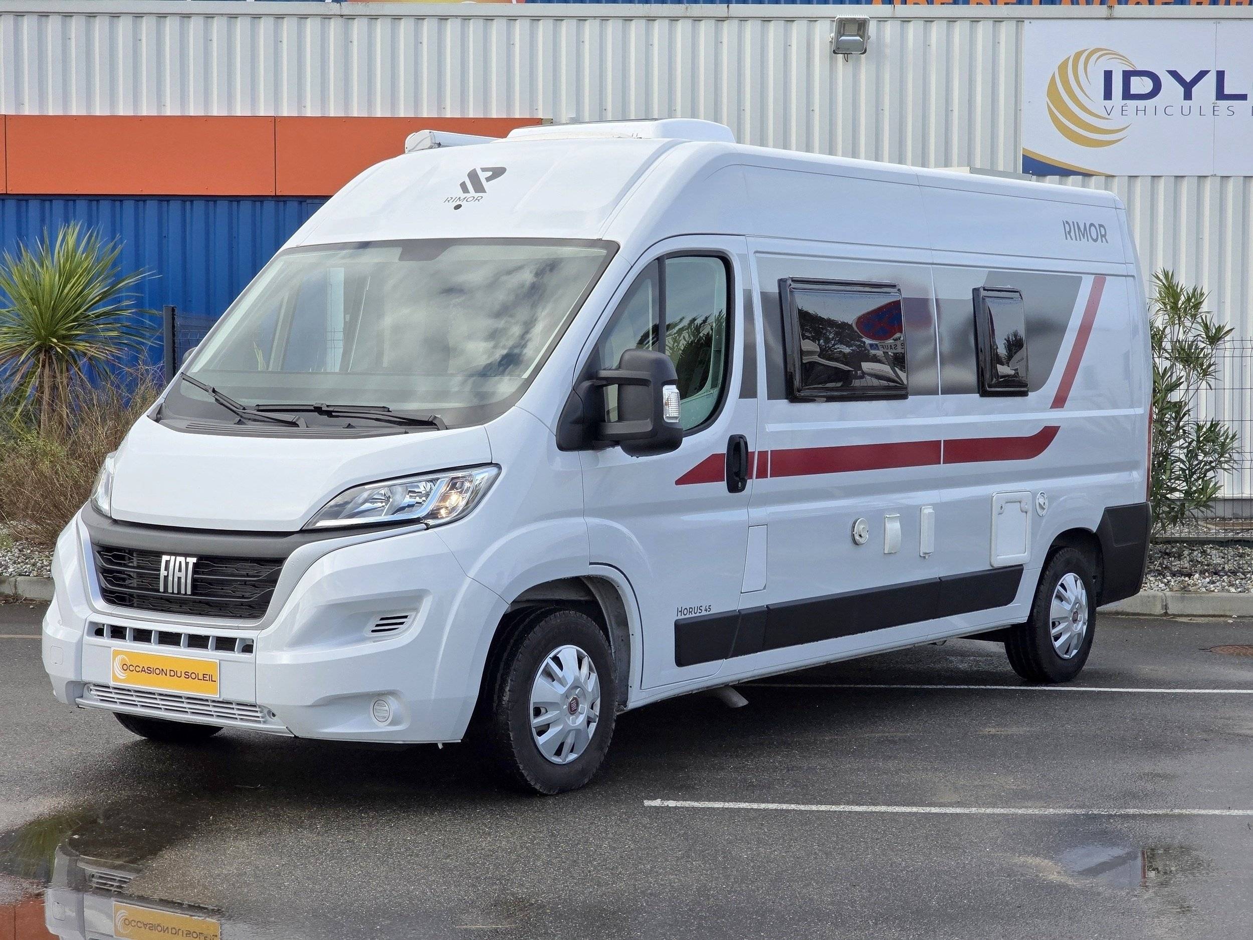Front view from 3/4 Fiat Ducato 2,0 l 100 ch - Yescapa