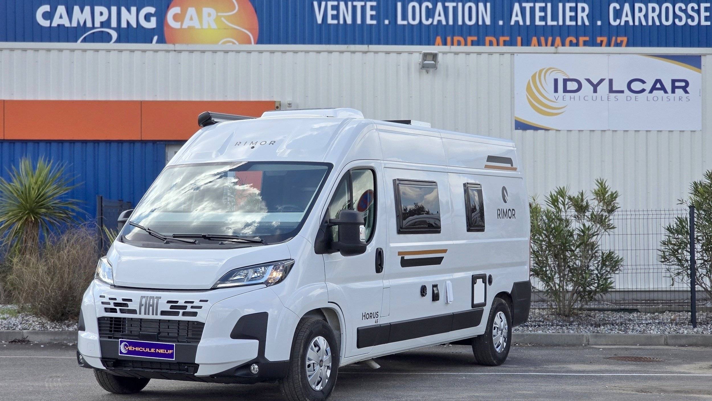 Front view from 3/4 Fiat Ducato 2,0 l 100 ch - Yescapa