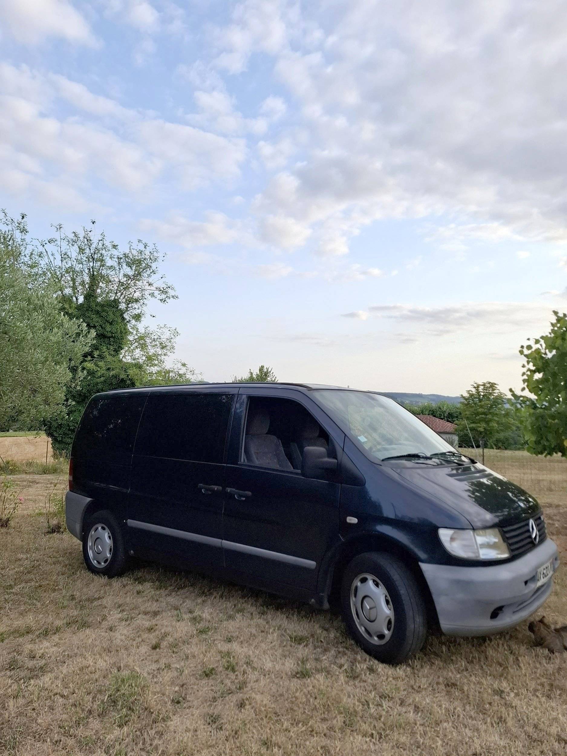 Vue avant de 3/4 Mercedes Vito 112 cdi - Yescapa