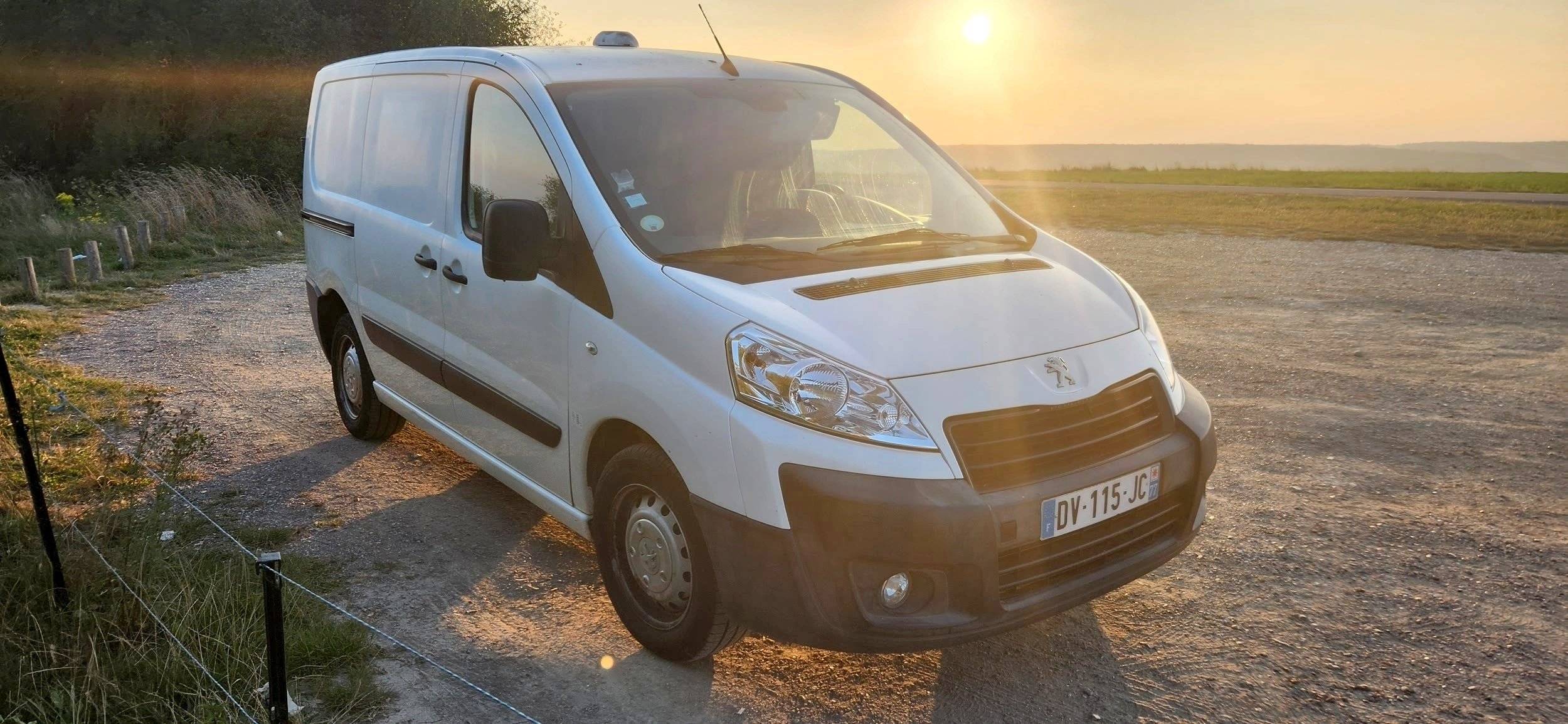 Coin repas Peugeot Expert 1,6 l 95 ch - Yescapa