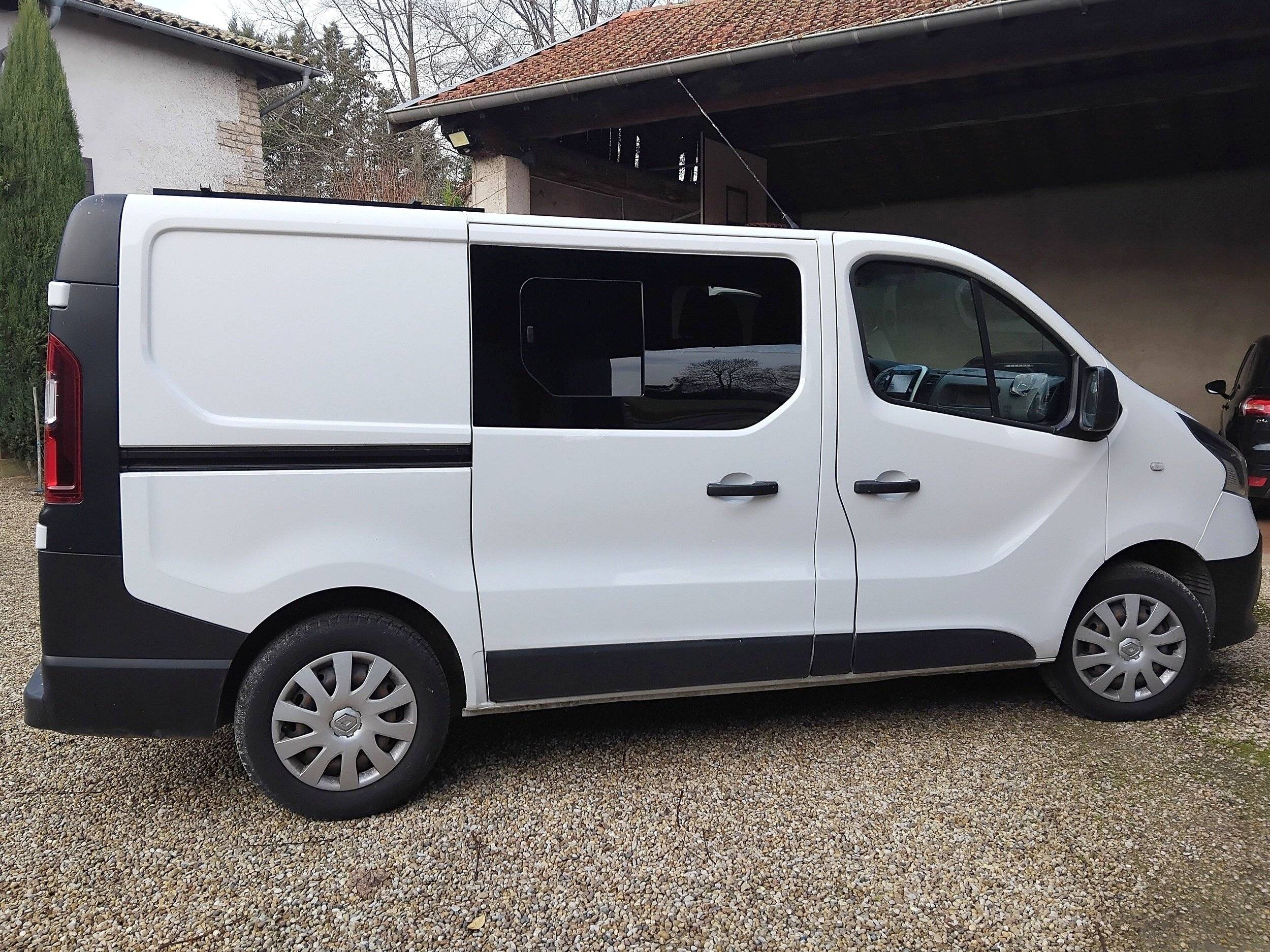 Vista del vehicle angle davanter Renault Trafic 1,6 l 120 ch - Yescapa