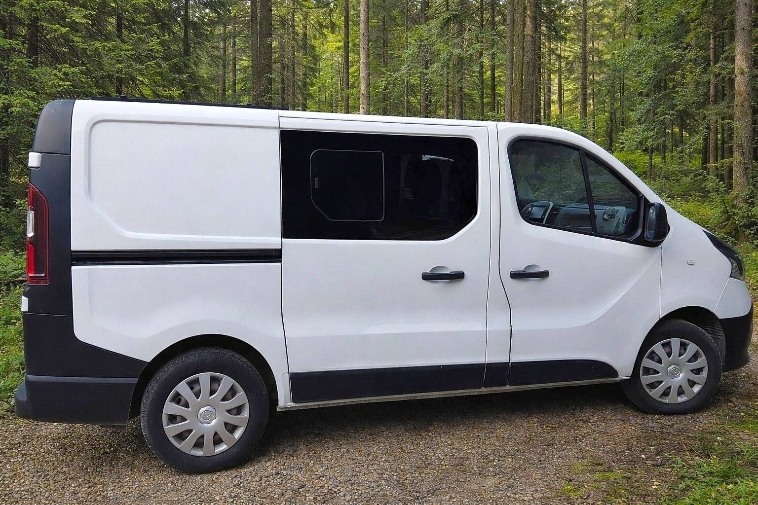 Vista de 3/4 Renault Trafic 1,6 l 120 ch - Yescapa