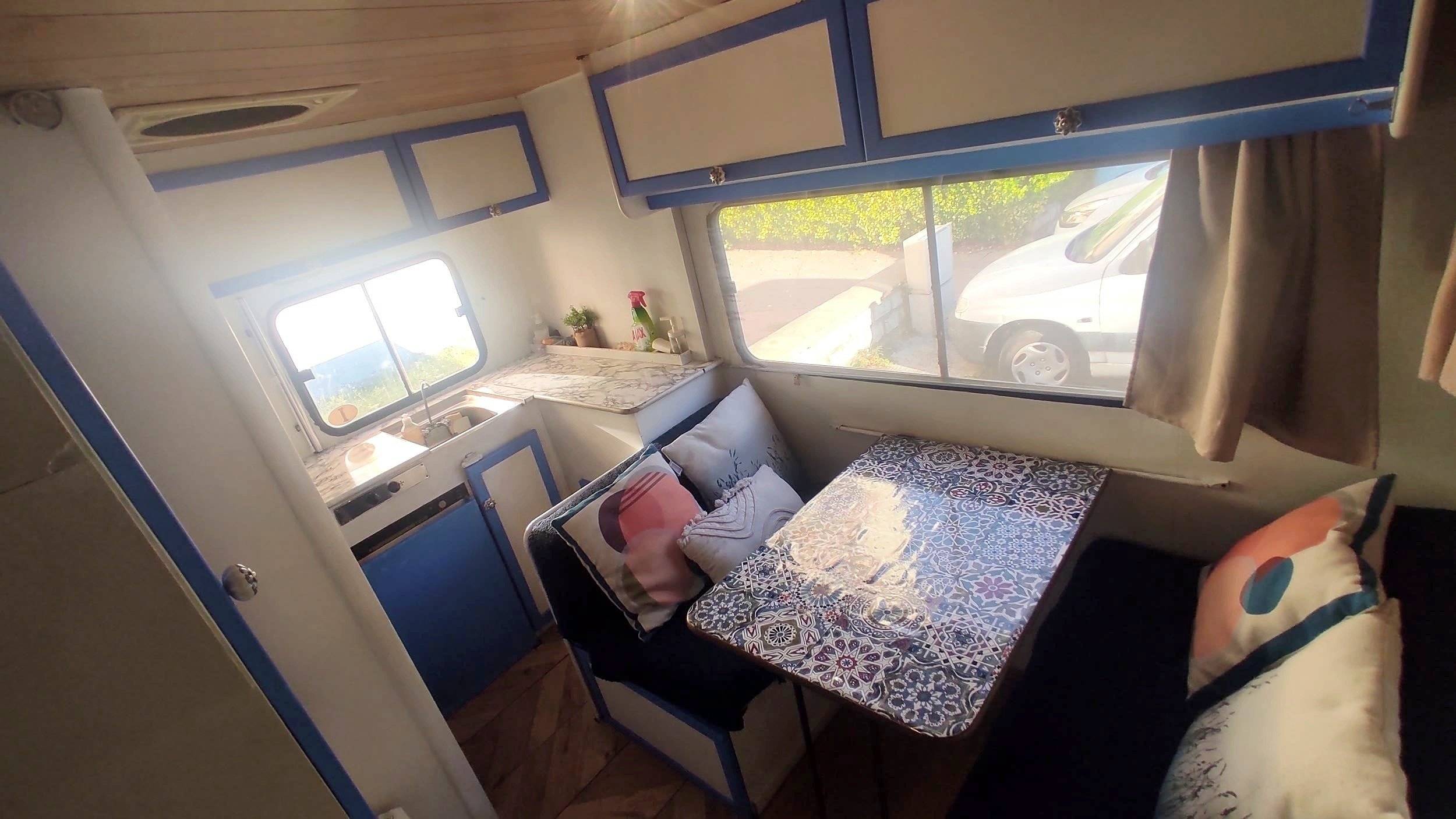 Dinette Ford Transit 2,5 - Yescapa