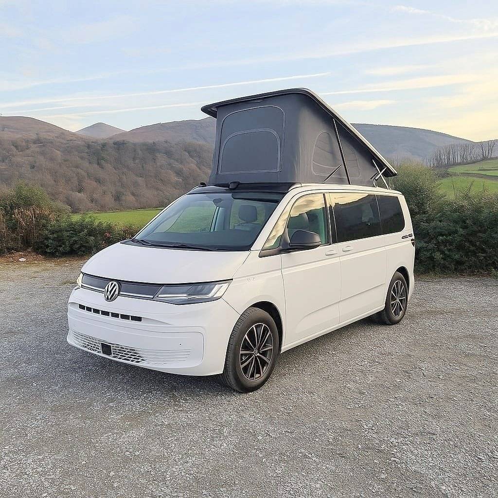 Vue avant de 3/4 Volkswagen VOLKSWAGEN T7 CALIFORNIA COAST - Yescapa