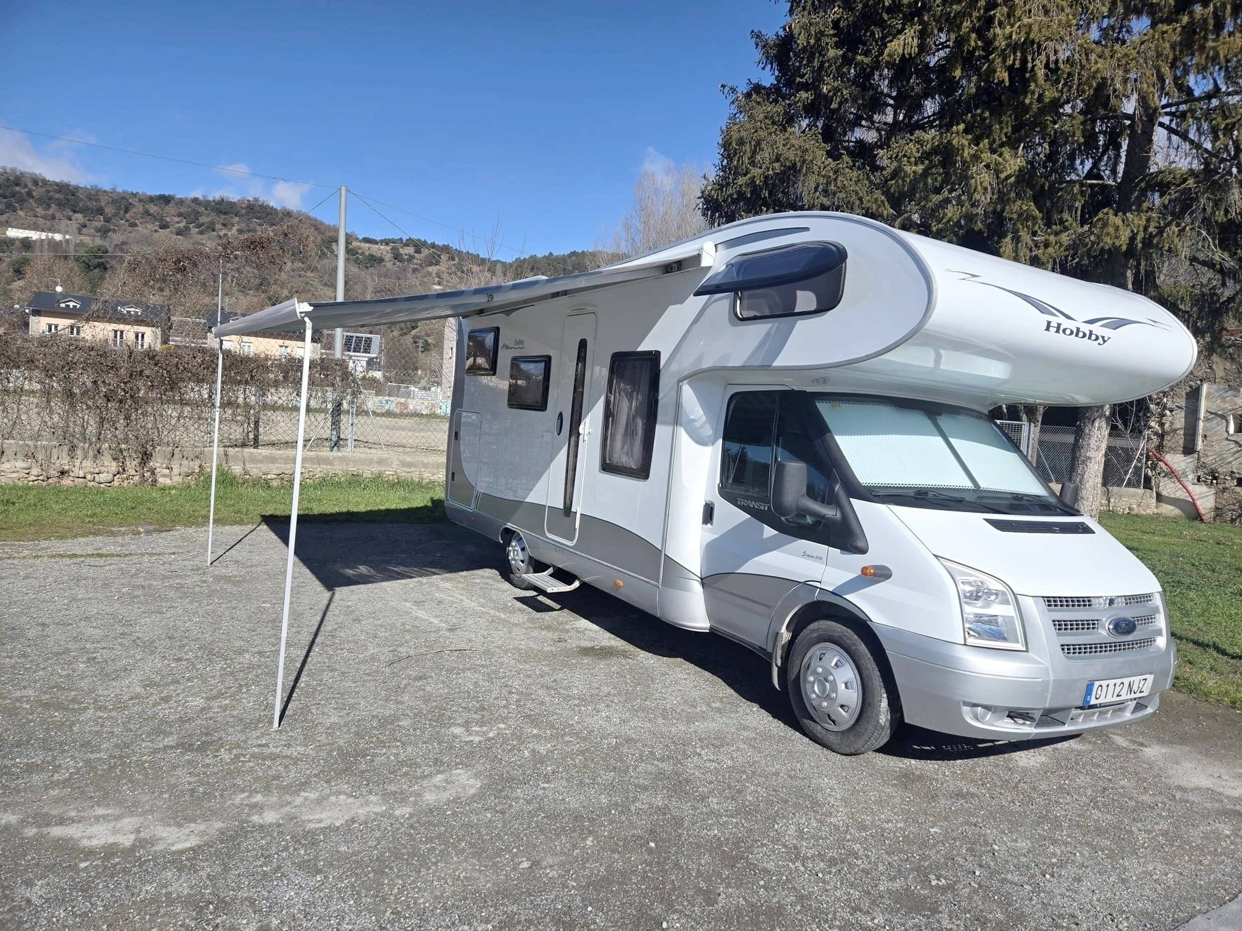 Front view from 3/4 Ford Transit 2,2 l 140 ch - Yescapa