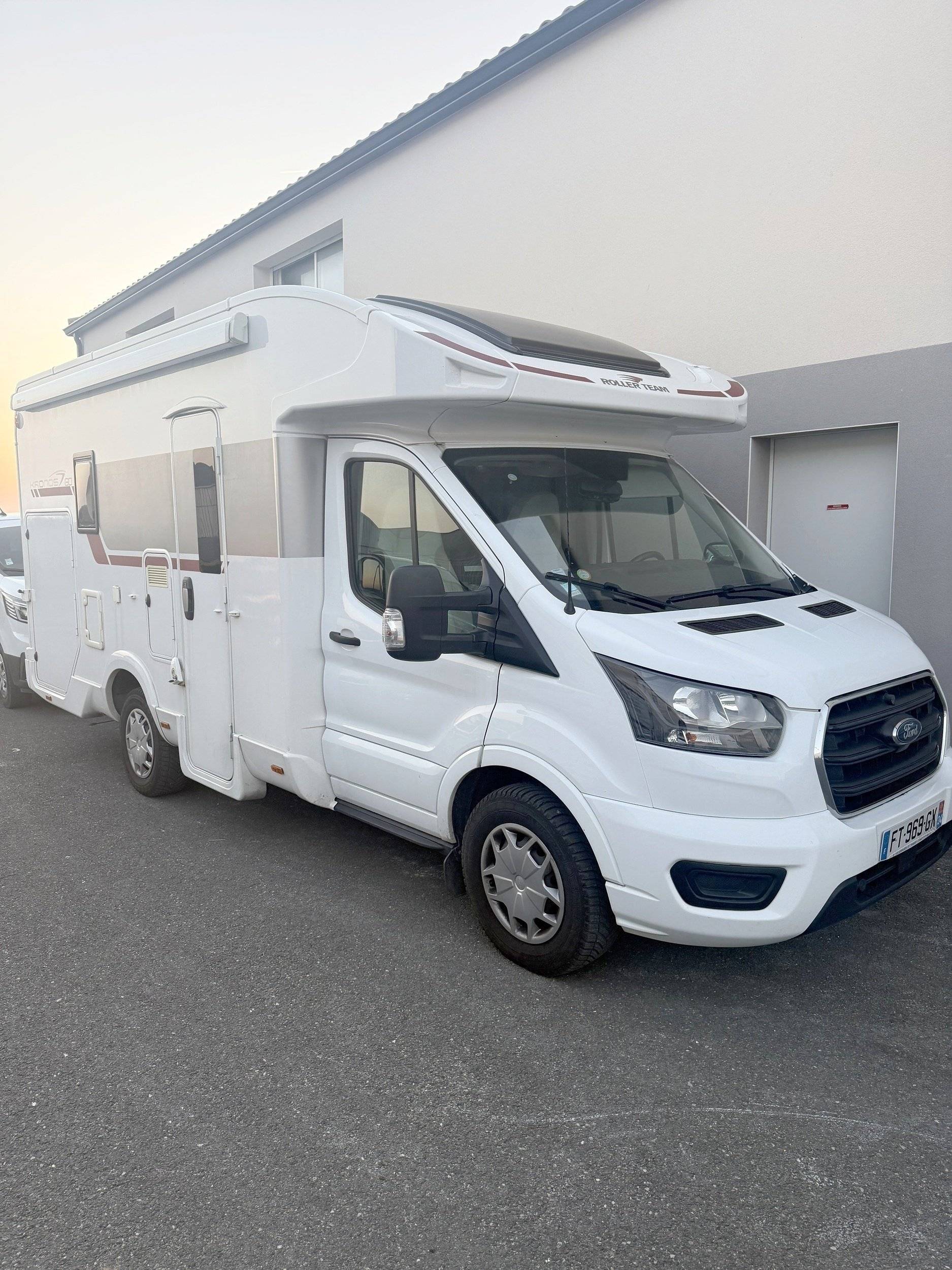 Vista del vehículo ángulo delantero Ford Transit 2,0 l 130 ch - Yescapa