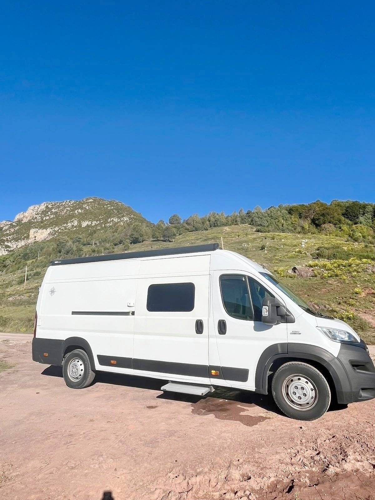 schräge Vorderansicht Fiat DUCATO - Yescapa