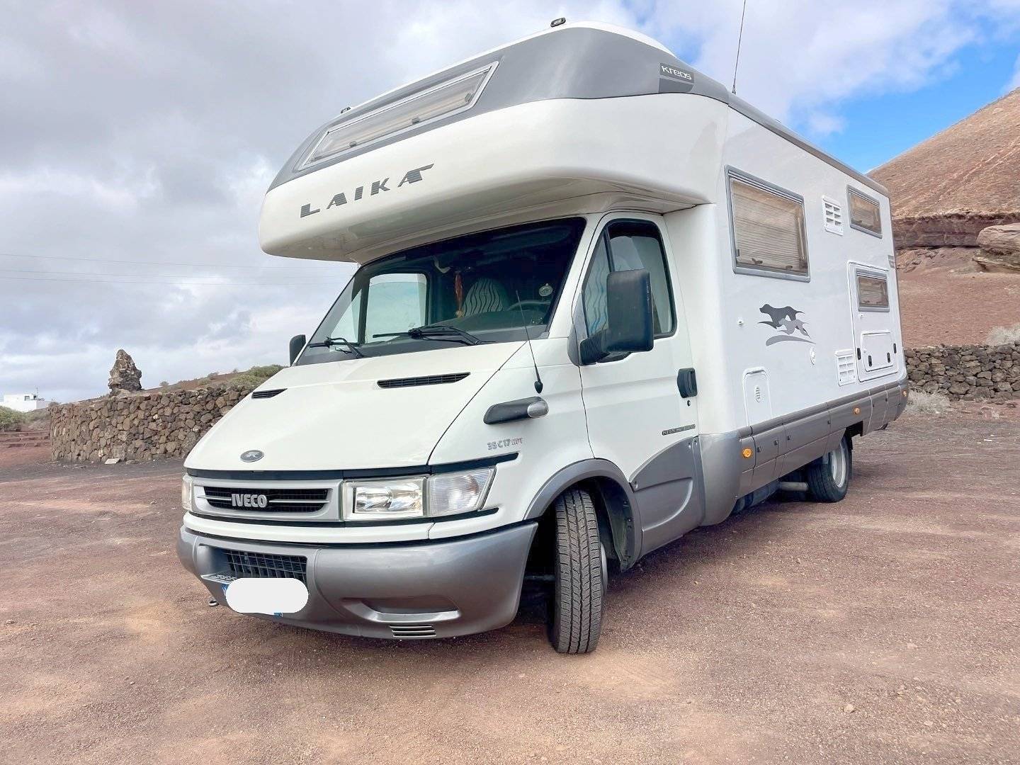 Vista del vehicle angle davanter Iveco IVECO 35C17 3000cc - Yescapa