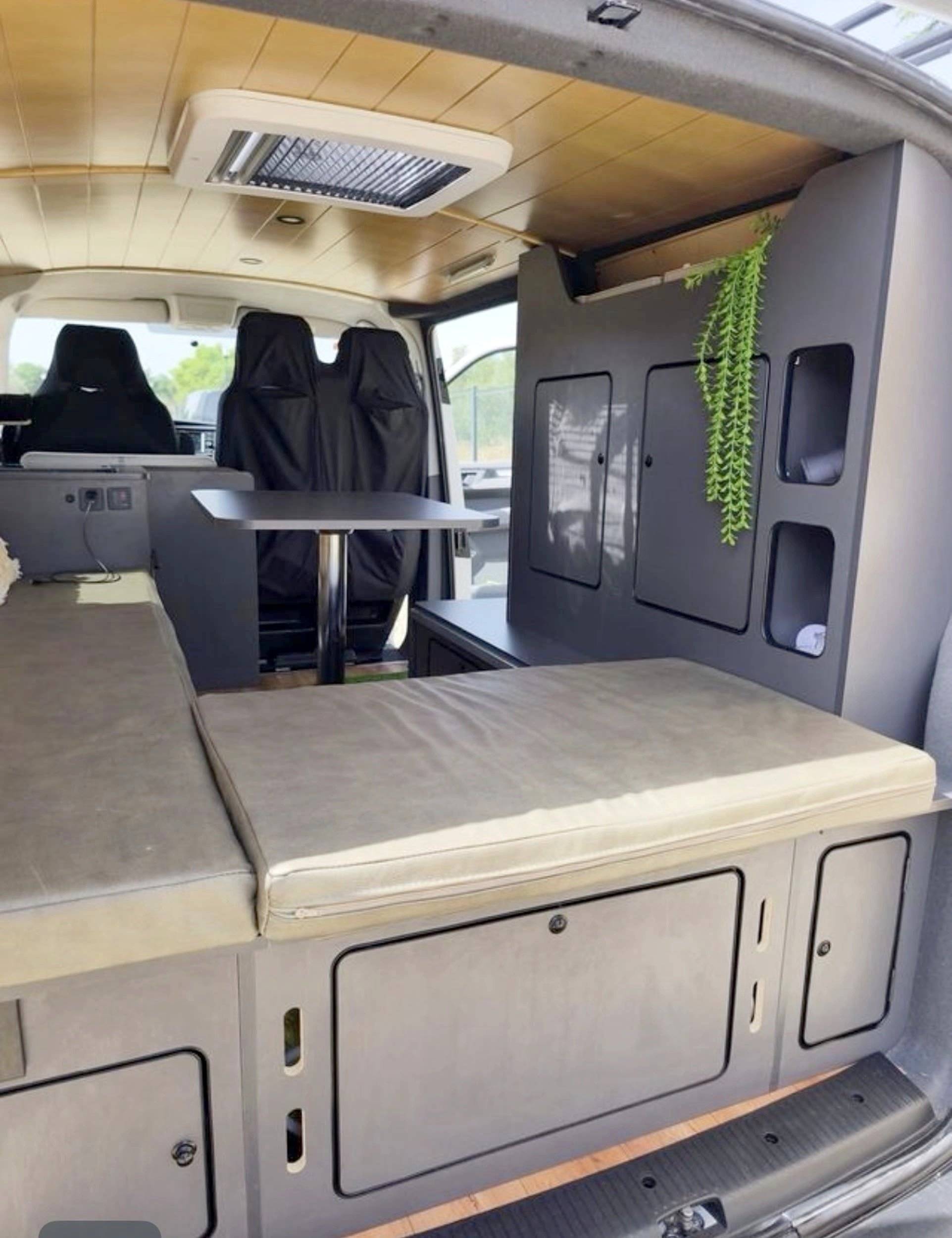 Dining Area Volkswagen T6 2,0 l 102 ch - Yescapa