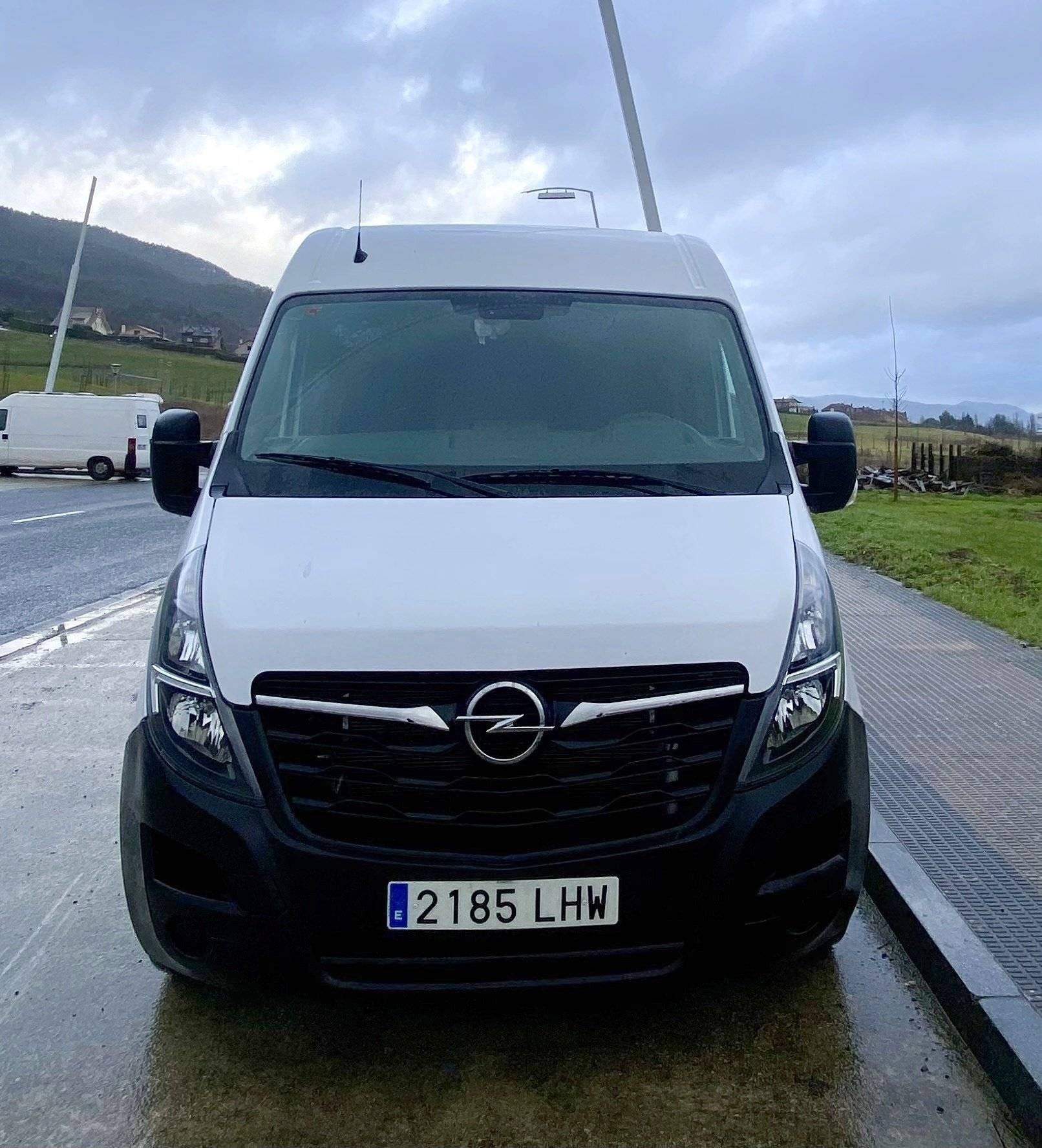 Front view from 3/4 Opel Movano - Yescapa