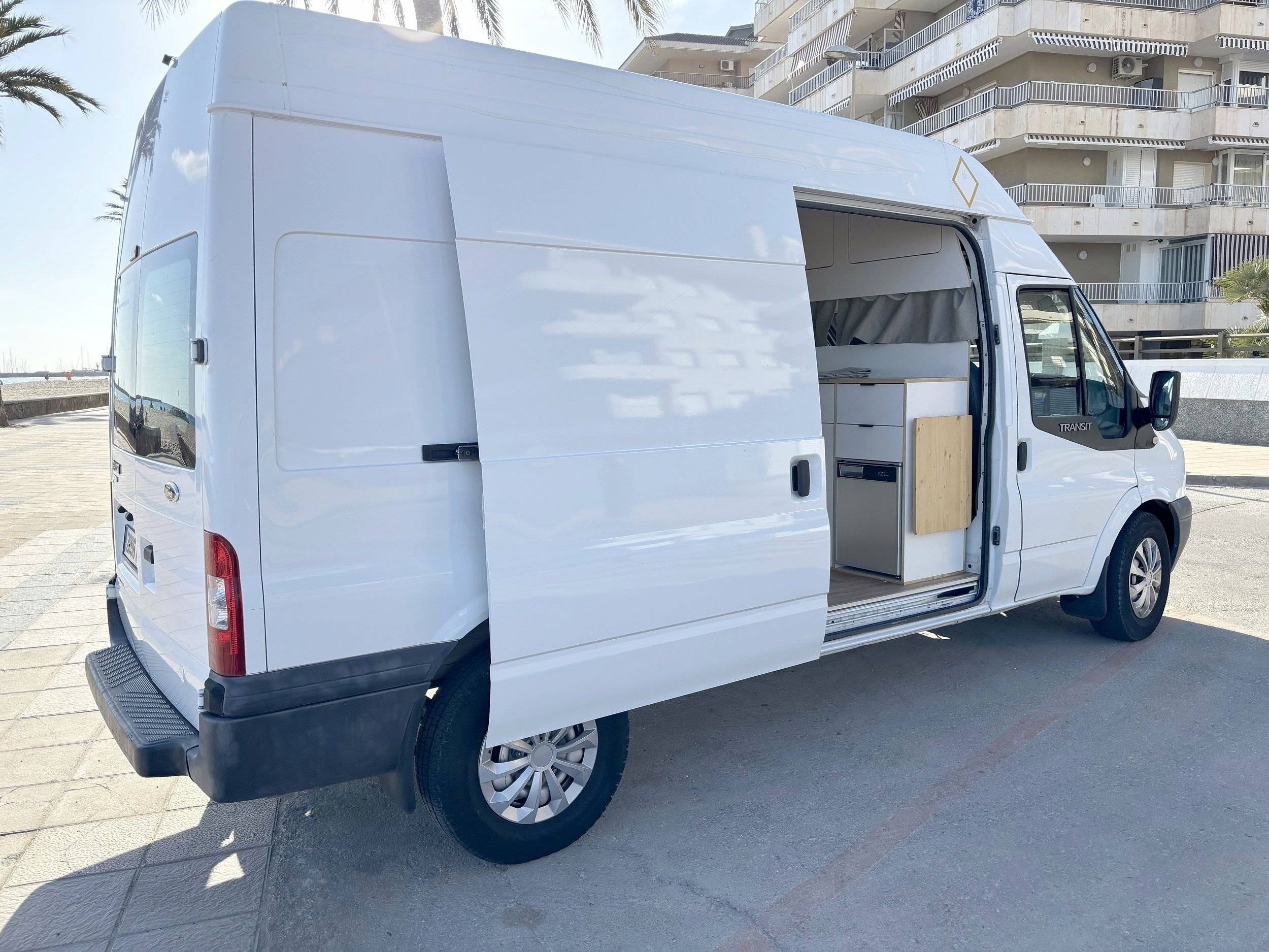 Vista frontale a ¾ Ford - Yescapa