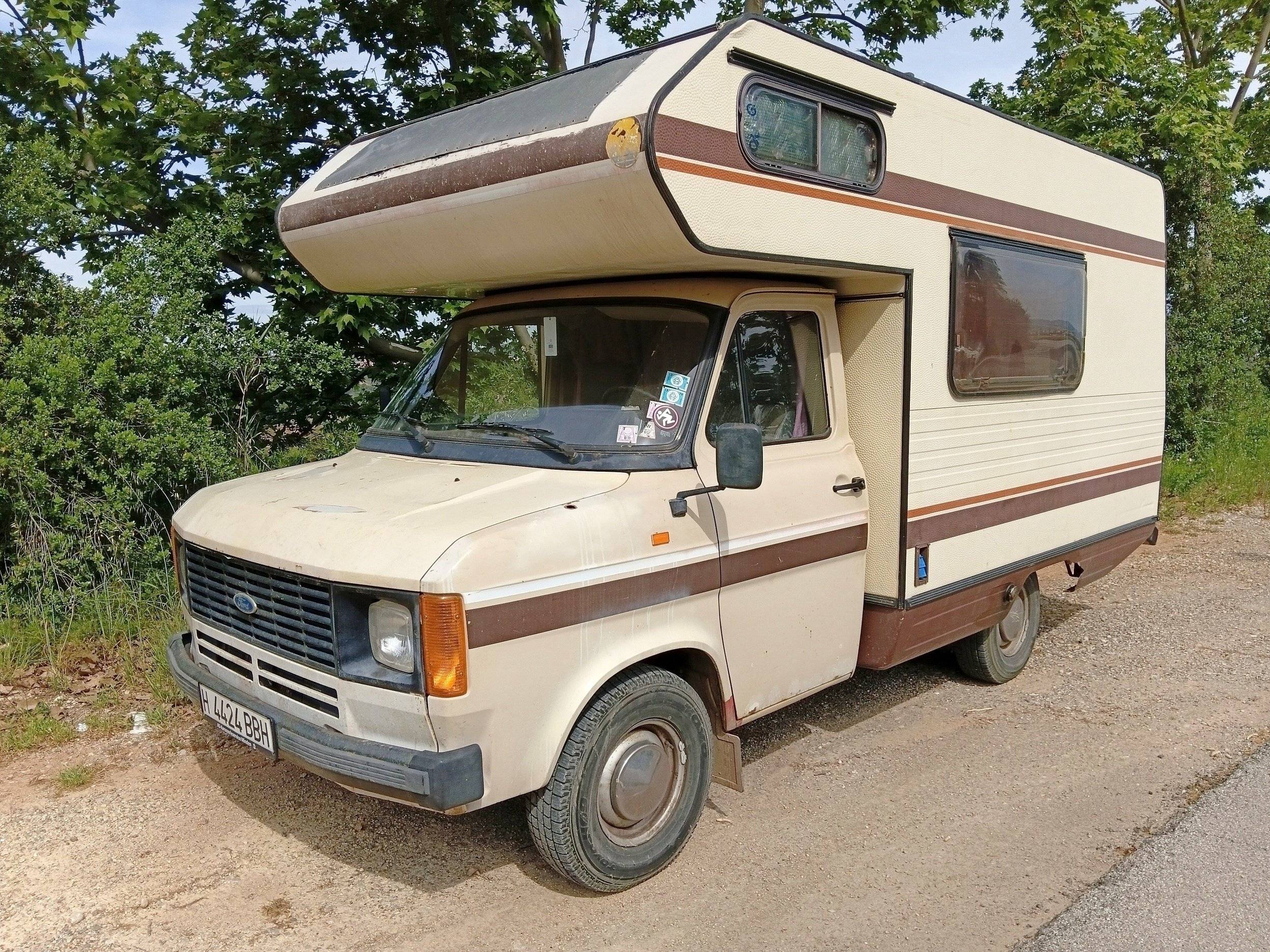 Vista frontale a ¾ Ford Transit 2,0 l 72 ch - Yescapa