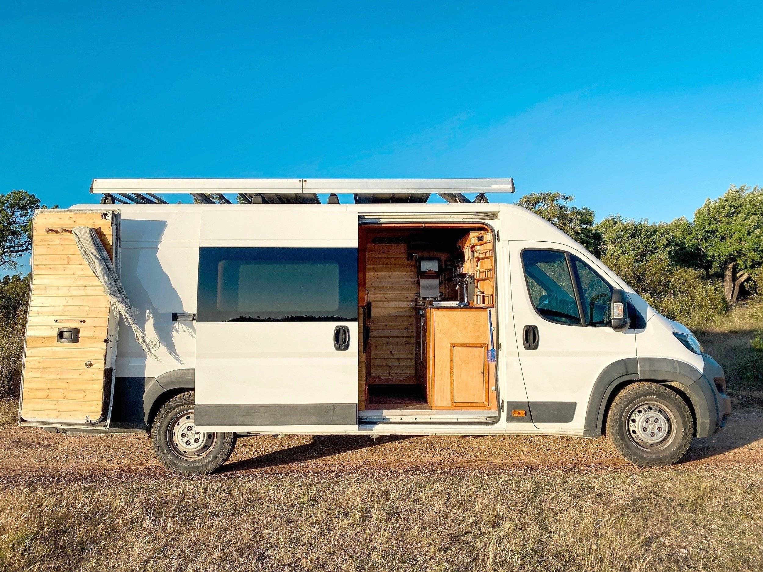 Vue avant de 3/4 Peugeot Peugeot Boxer - Yescapa