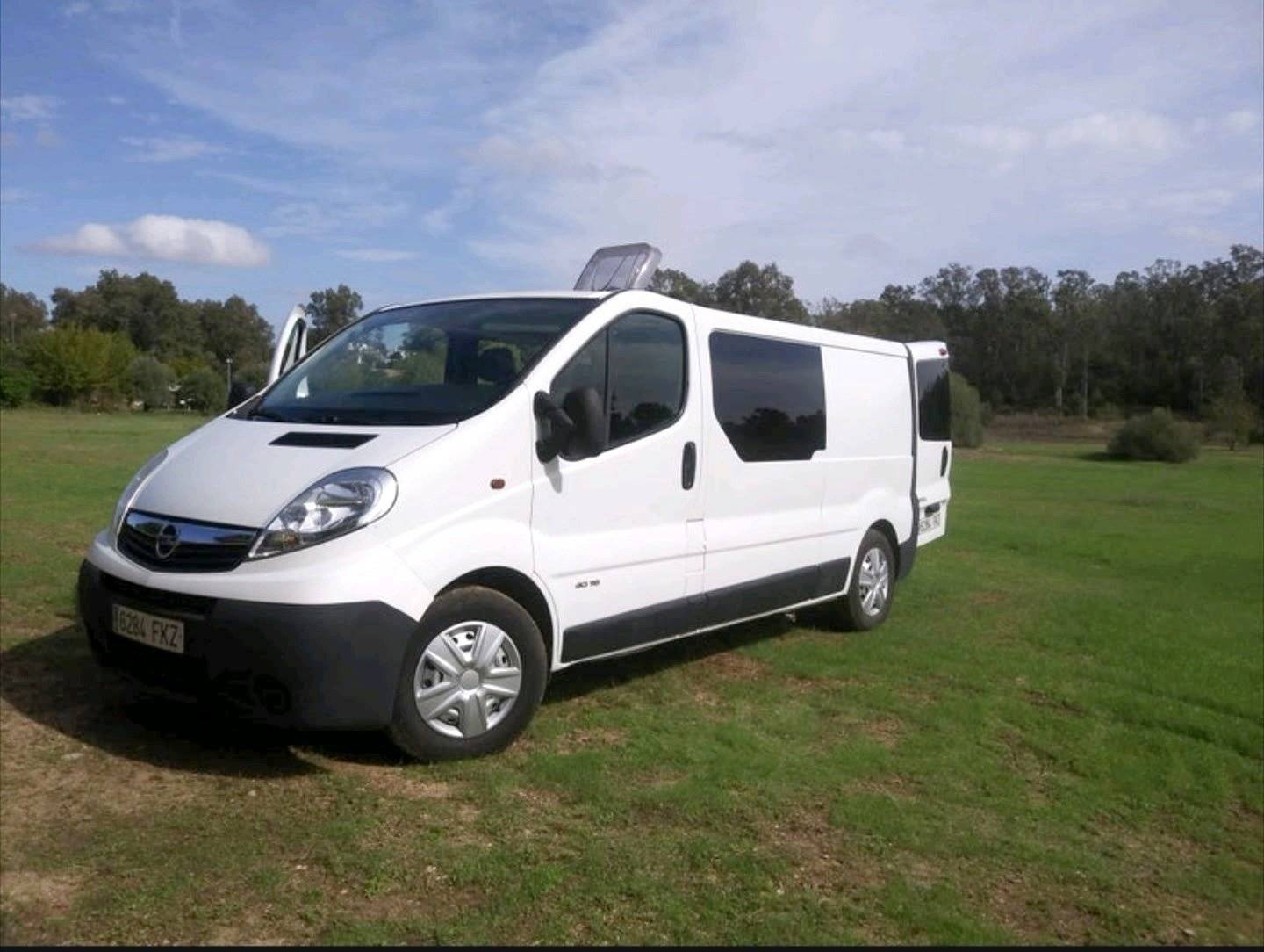 Vista frontale a ¾ Opel Vivaro H1L2 1,6 l 120 ch - Yescapa