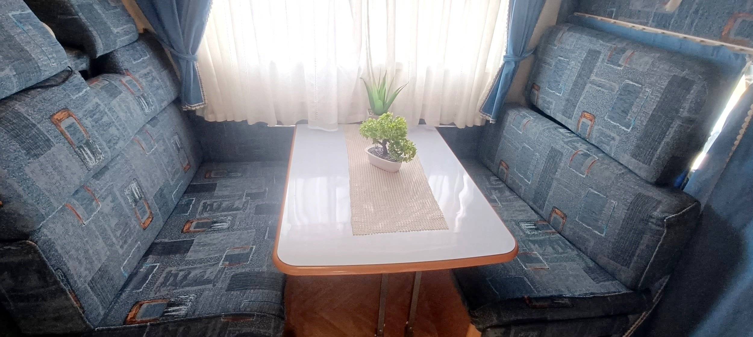 Dining Area Fiat 2,3 l 130 ch - Yescapa