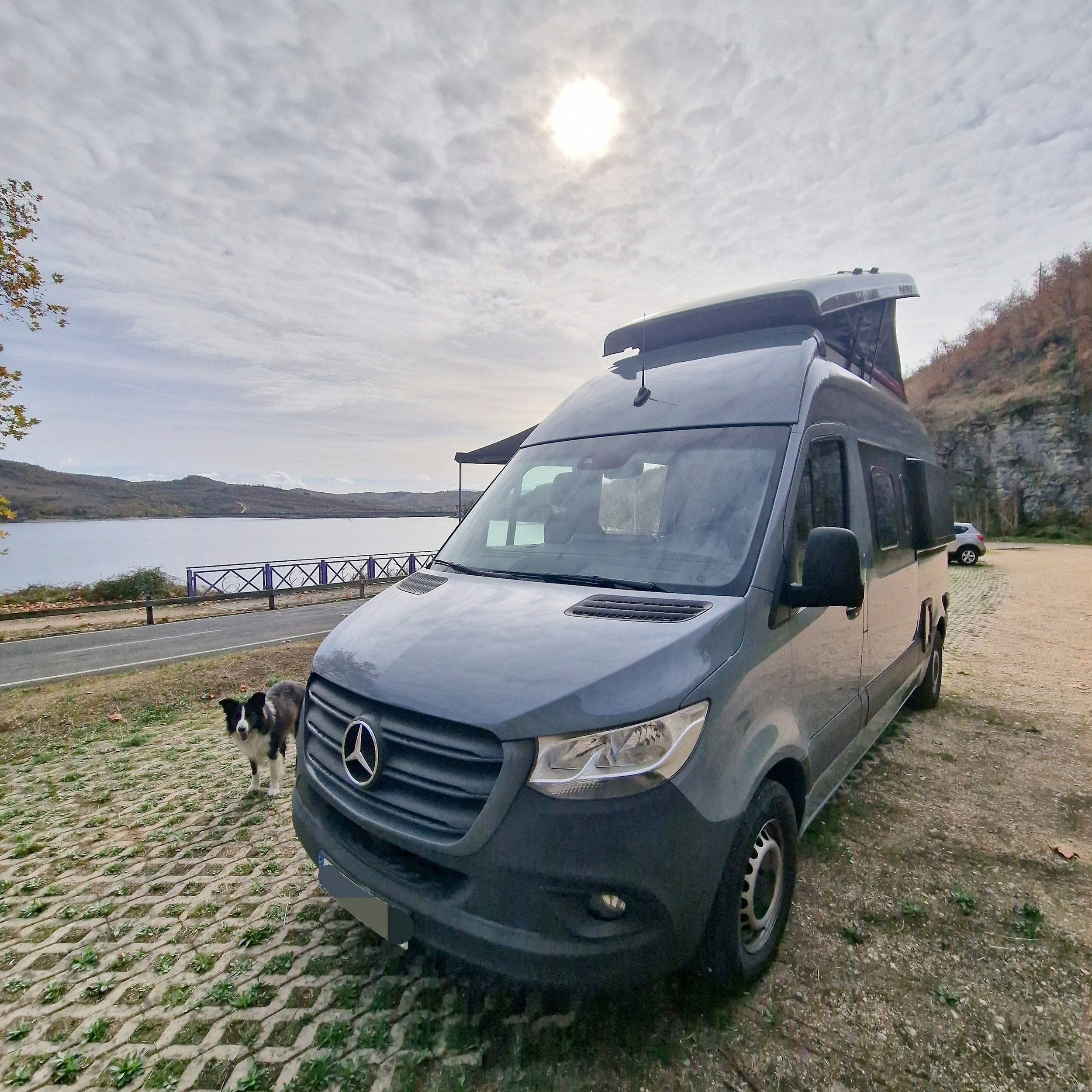 Front view from 3/4 Mercedes - Yescapa