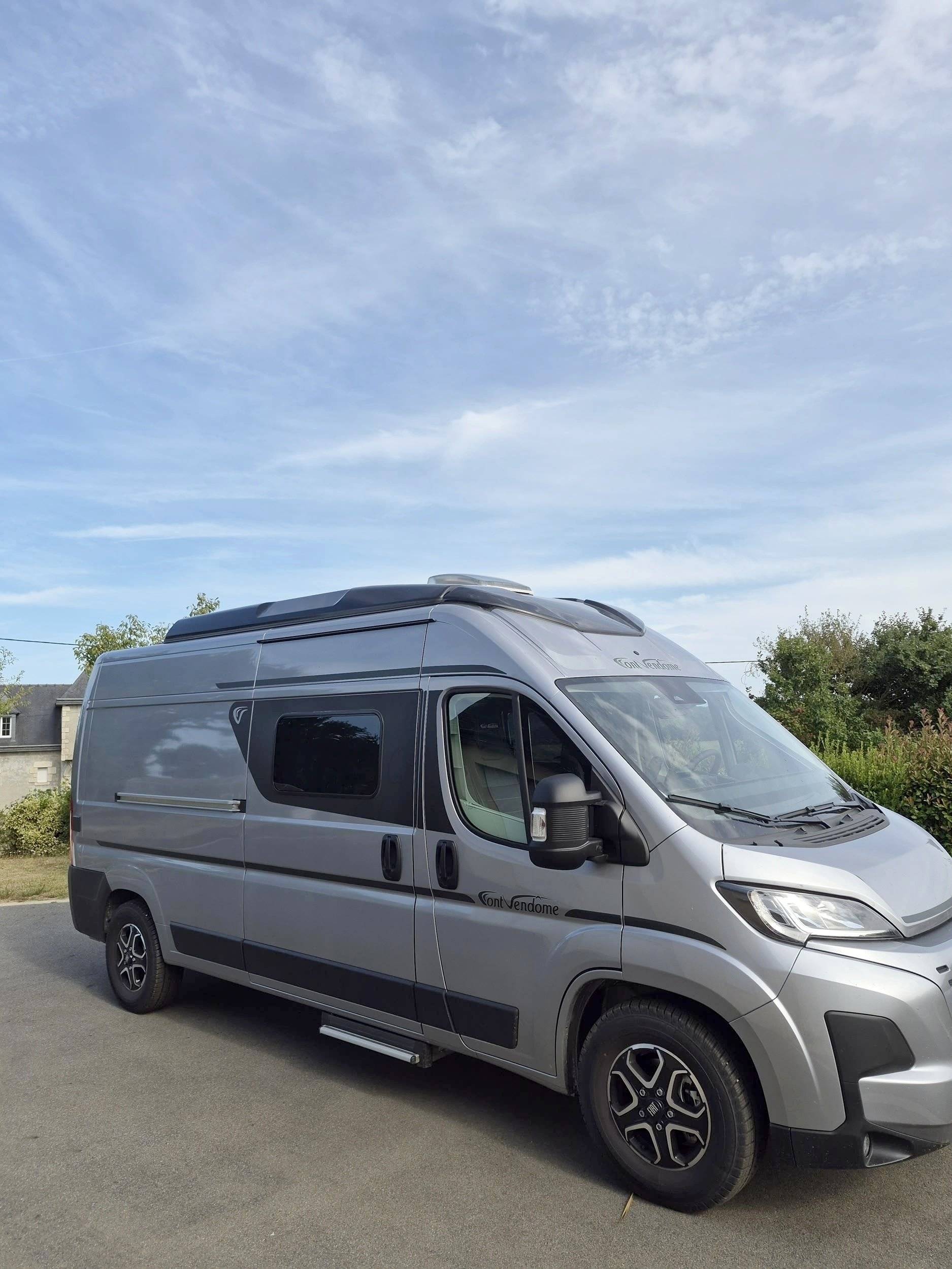 Front view from 3/4 Fiat Ducato 2,2 140ch - Yescapa