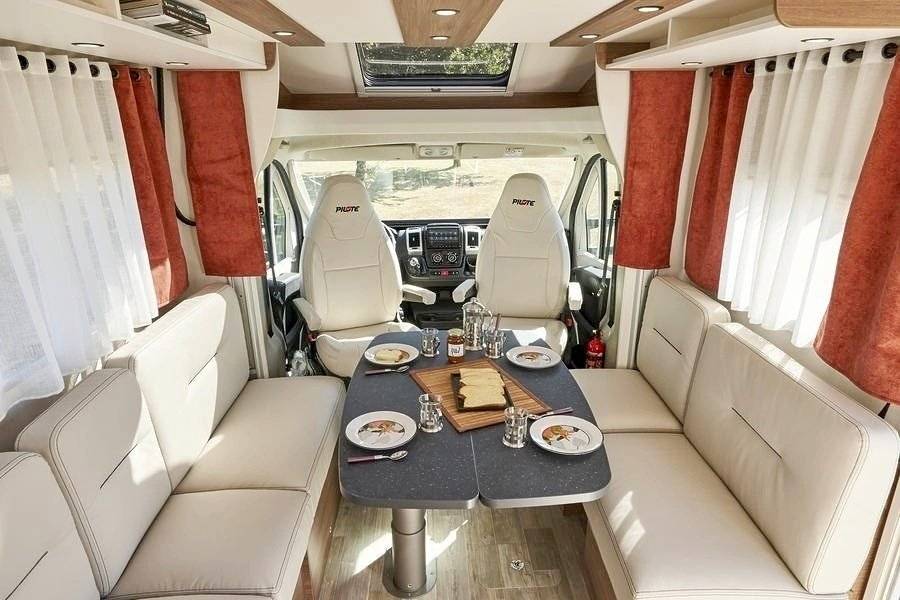 Pilote P696D Evidence