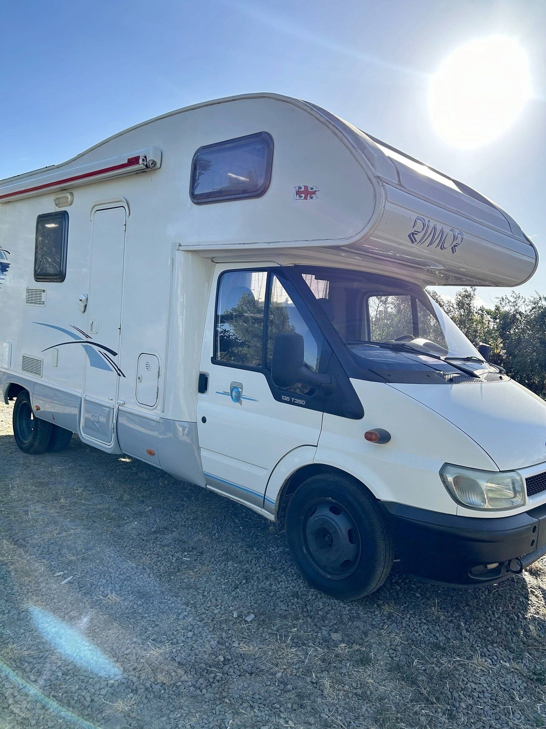 Vista frontale a ¾ Ford - Yescapa