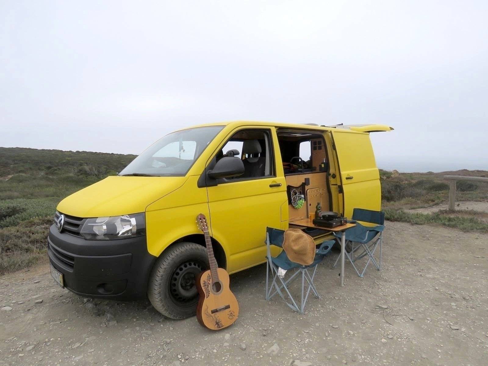 Vue avant de 3/4 Volkswagen T5 2,0 l 102 ch - Yescapa