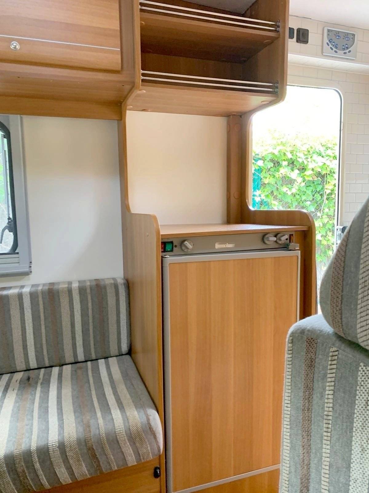 Área de jantar Ford Transit 2,2 l 125 ch - Yescapa