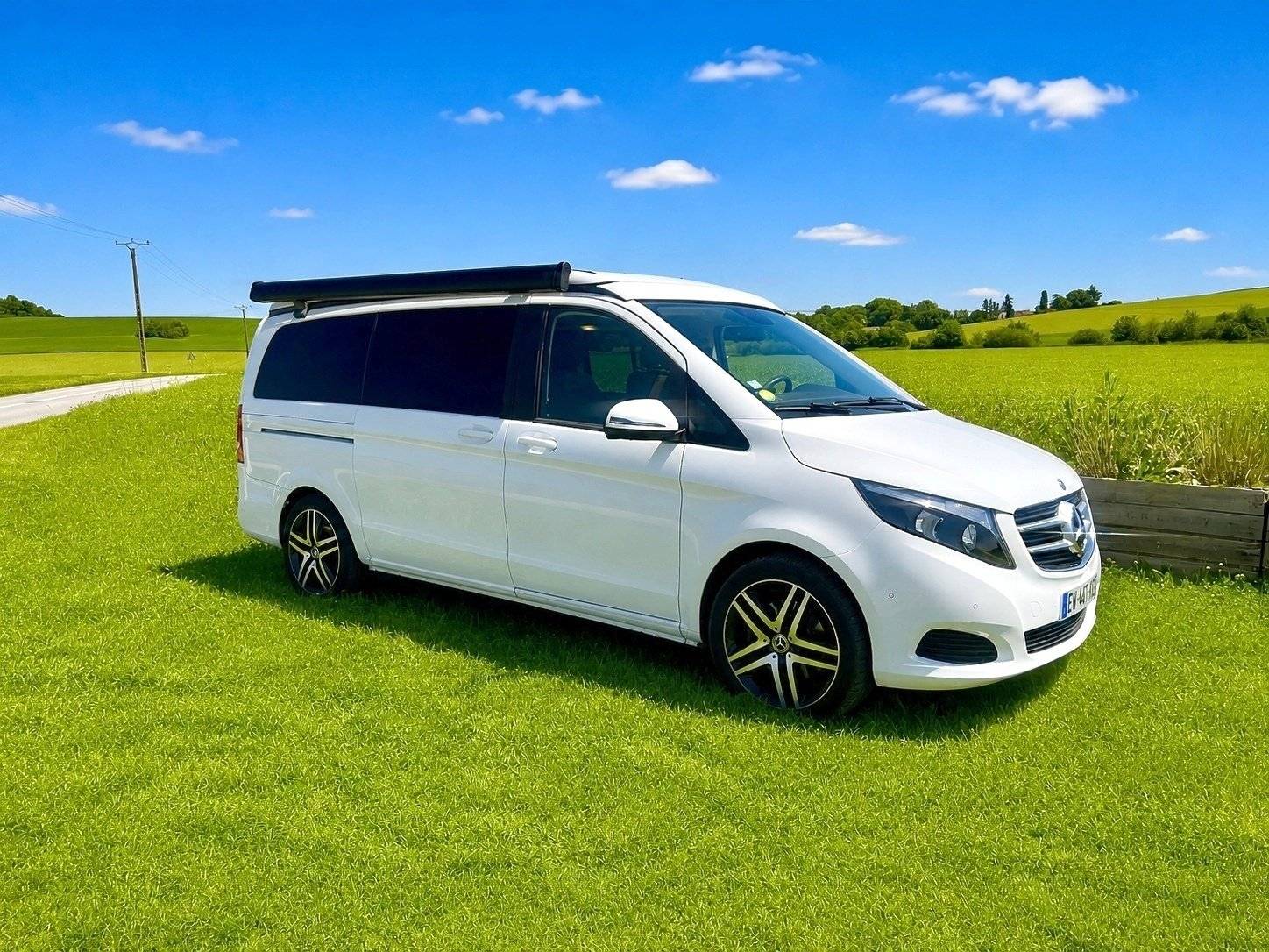 Vue avant de 3/4 Mercedes 2,15 l 136 ch - Yescapa