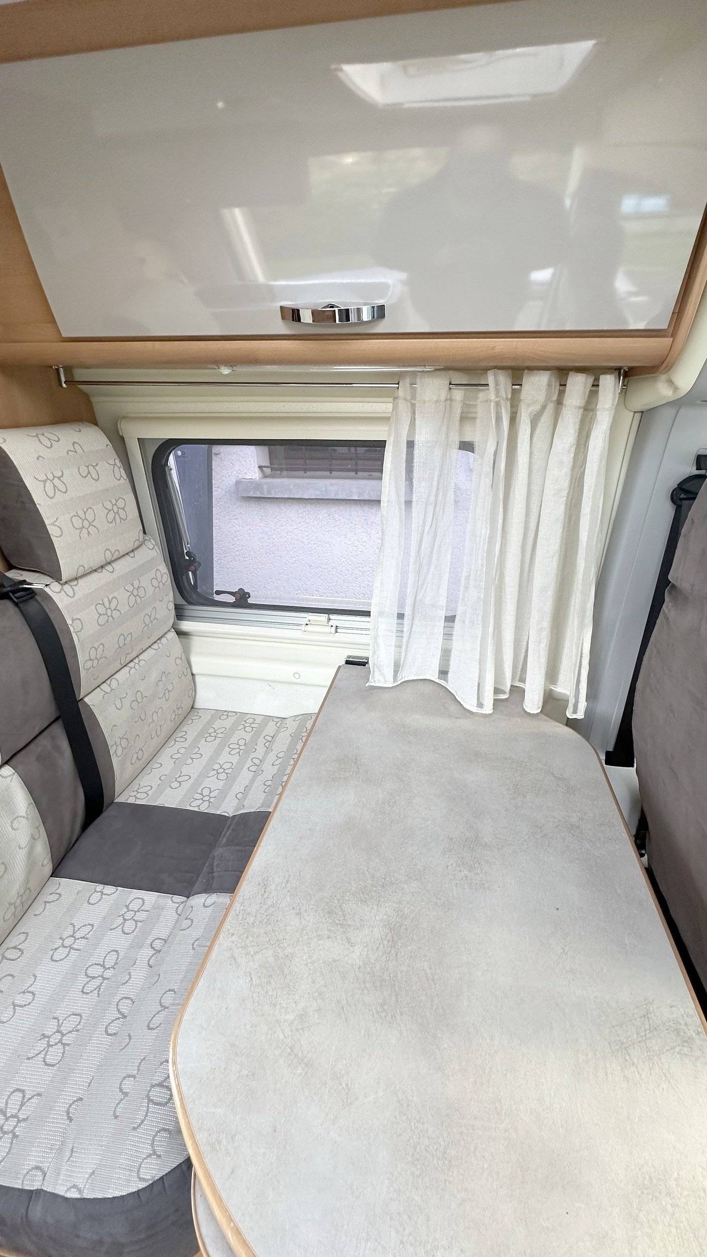 Dining Area Fiat Ducato 2,3 l Multijet 120 ch. - Yescapa