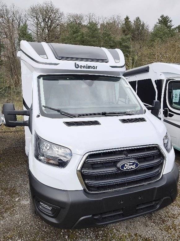 Vista del vehicle angle davanter Ford Transit 2,0 l 170 ch - Yescapa