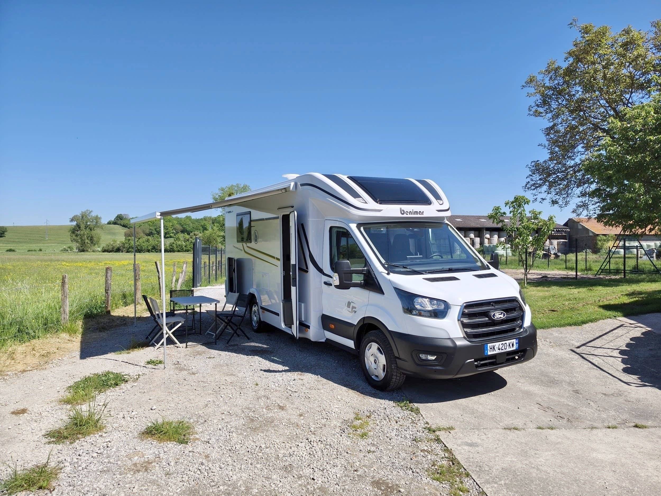 schräge Vorderansicht Ford Transit 2,0 l 170 ch - Yescapa