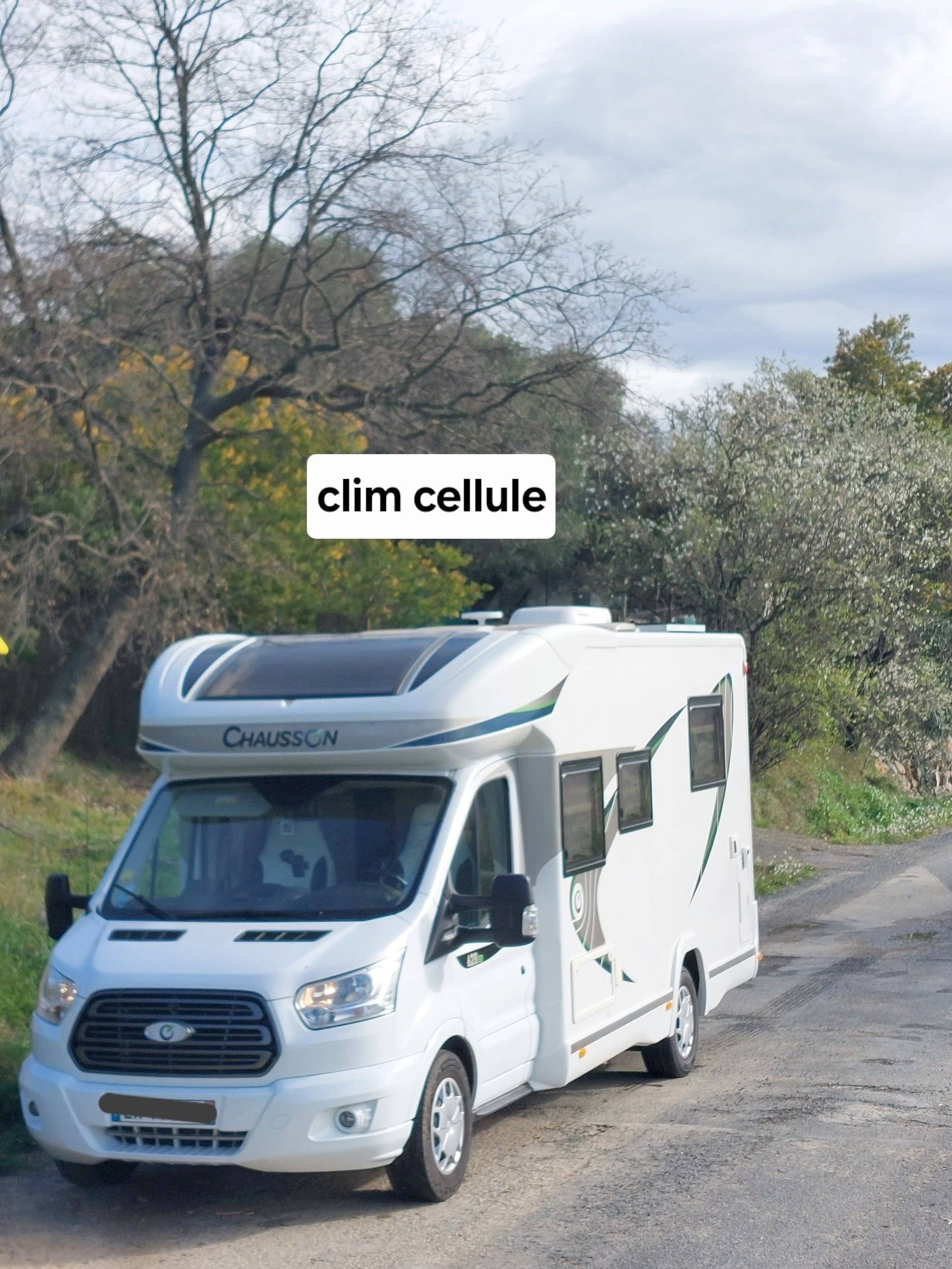 Vue avant de 3/4 Ford Transit 2,0 l 170 ch - Yescapa