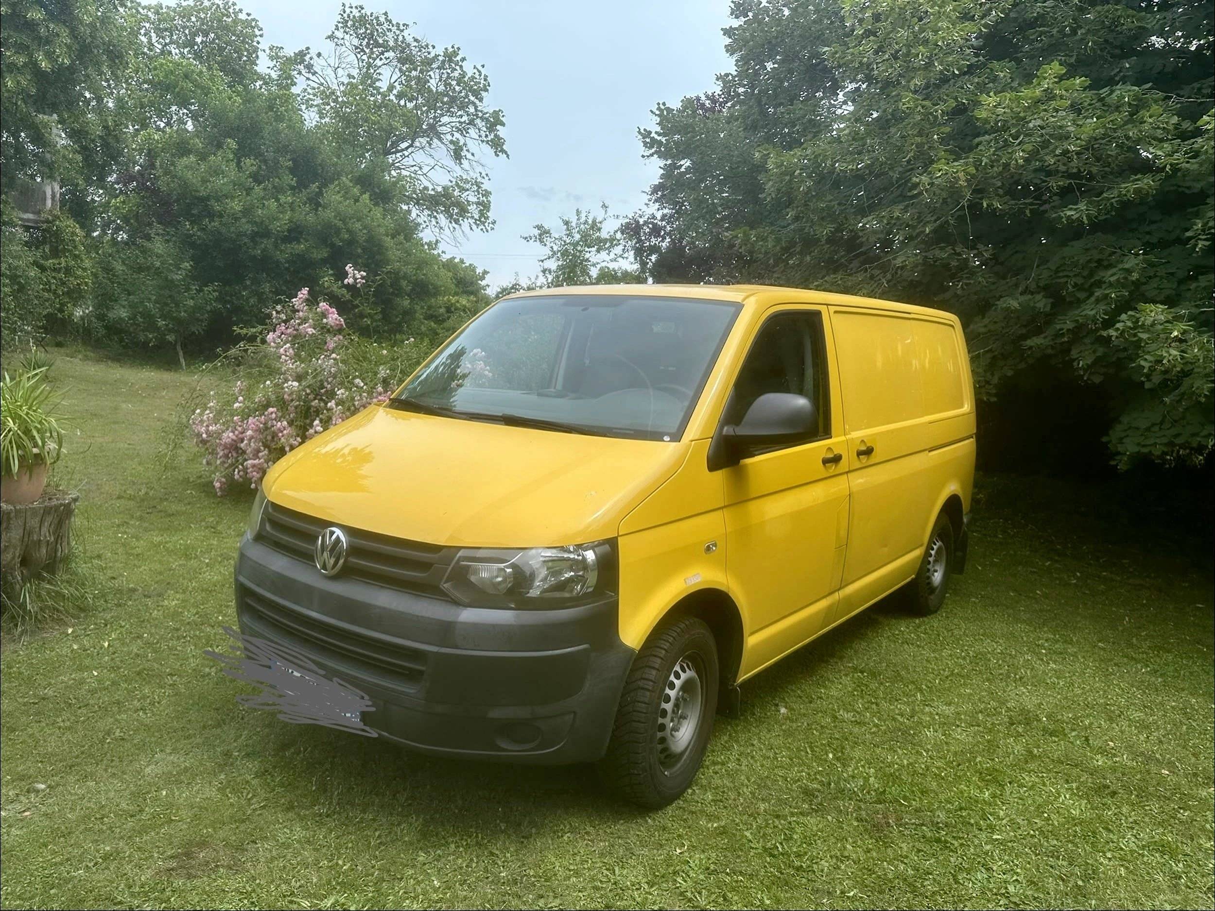 schräge Vorderansicht Volkswagen T5 2 l 84 ch - Yescapa