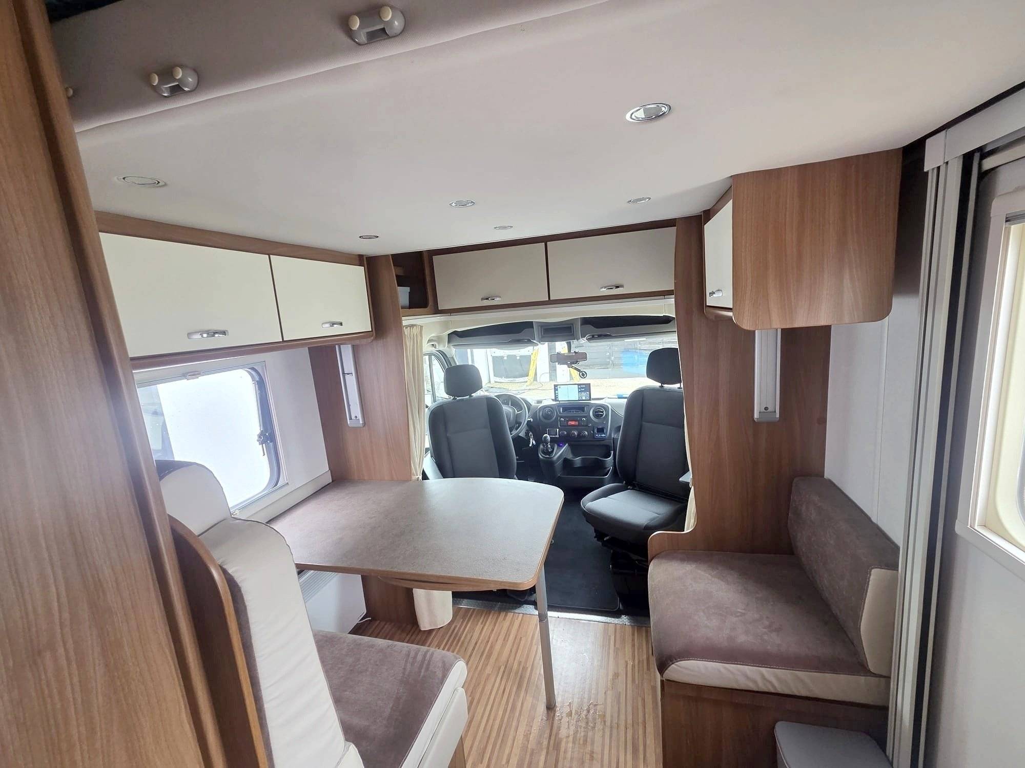 Dining Area Renault Master 2,3 l 150 ch - Yescapa