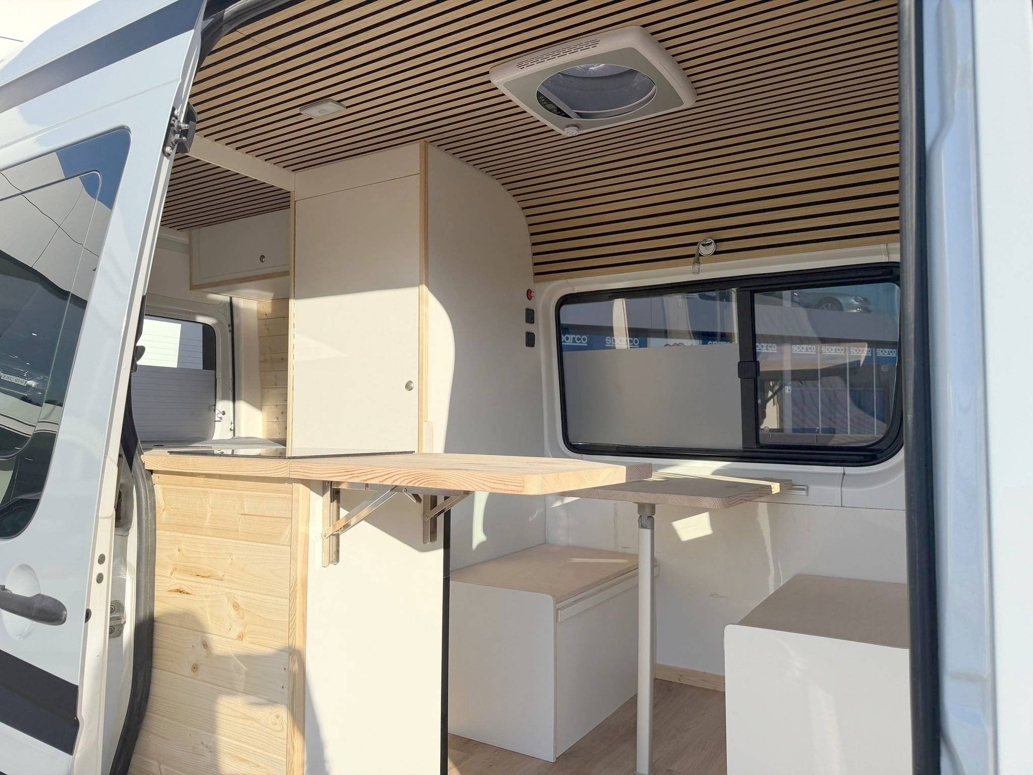 Dining Area Mercedes Sprinter 2,2 l 129 ch - Yescapa