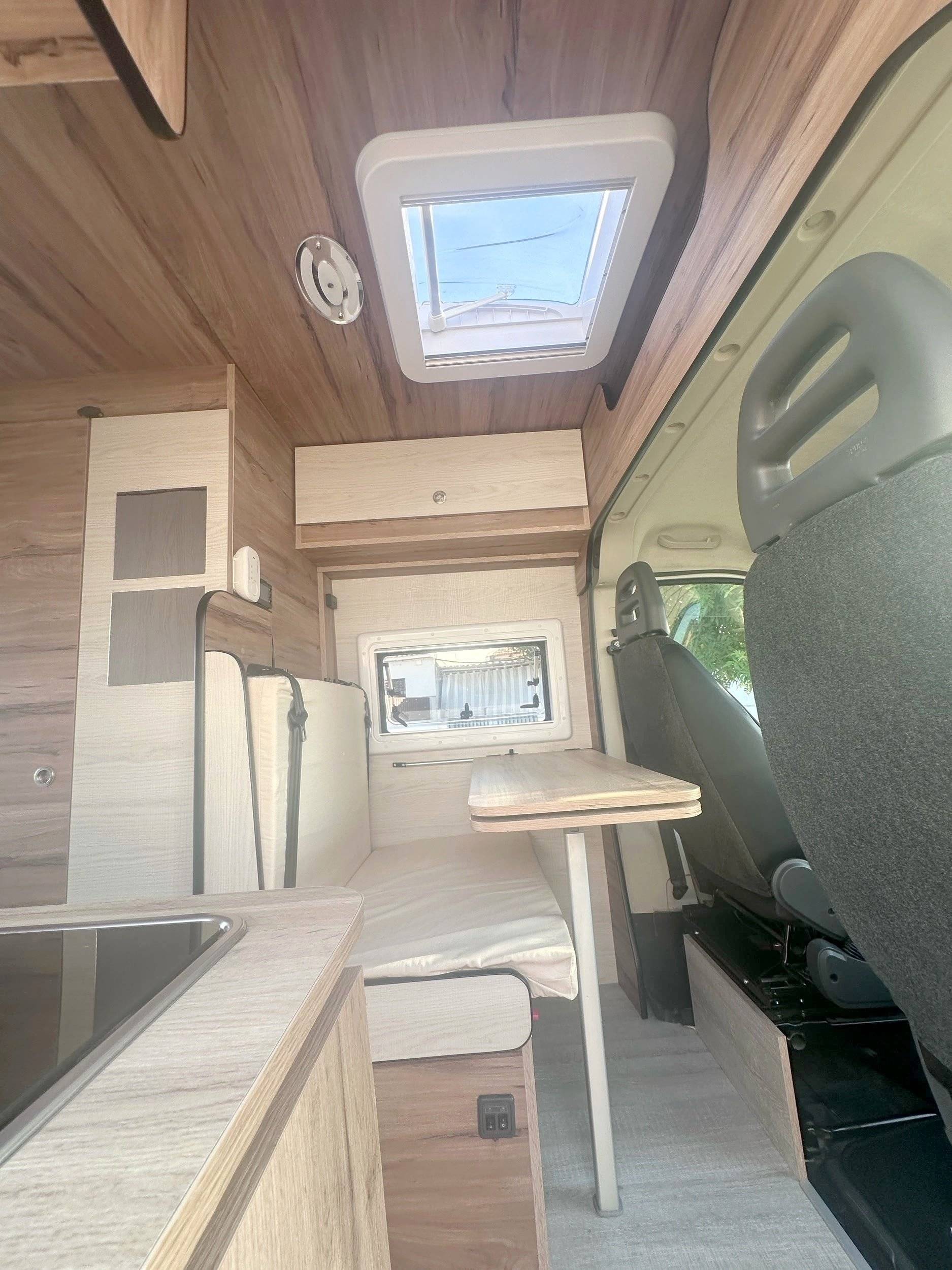Dining Area Peugeot Boxer - Yescapa