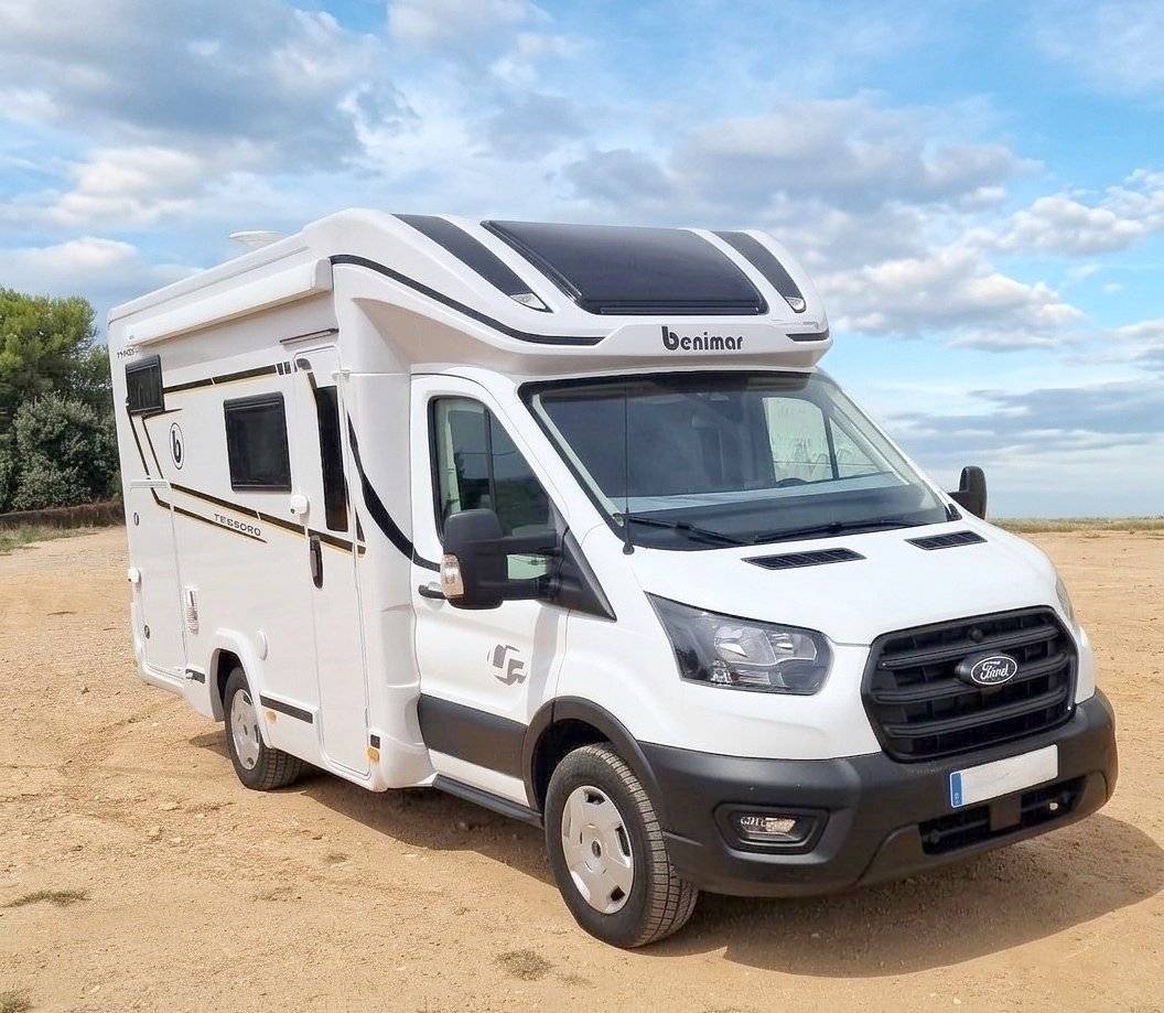 Front view from 3/4 Ford Benimar tesoro 440 up - Yescapa