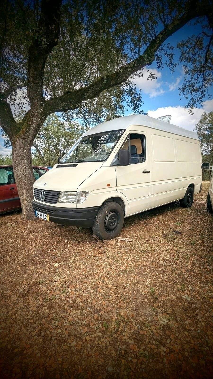 schräge Vorderansicht Mercedes Sprinter - Yescapa