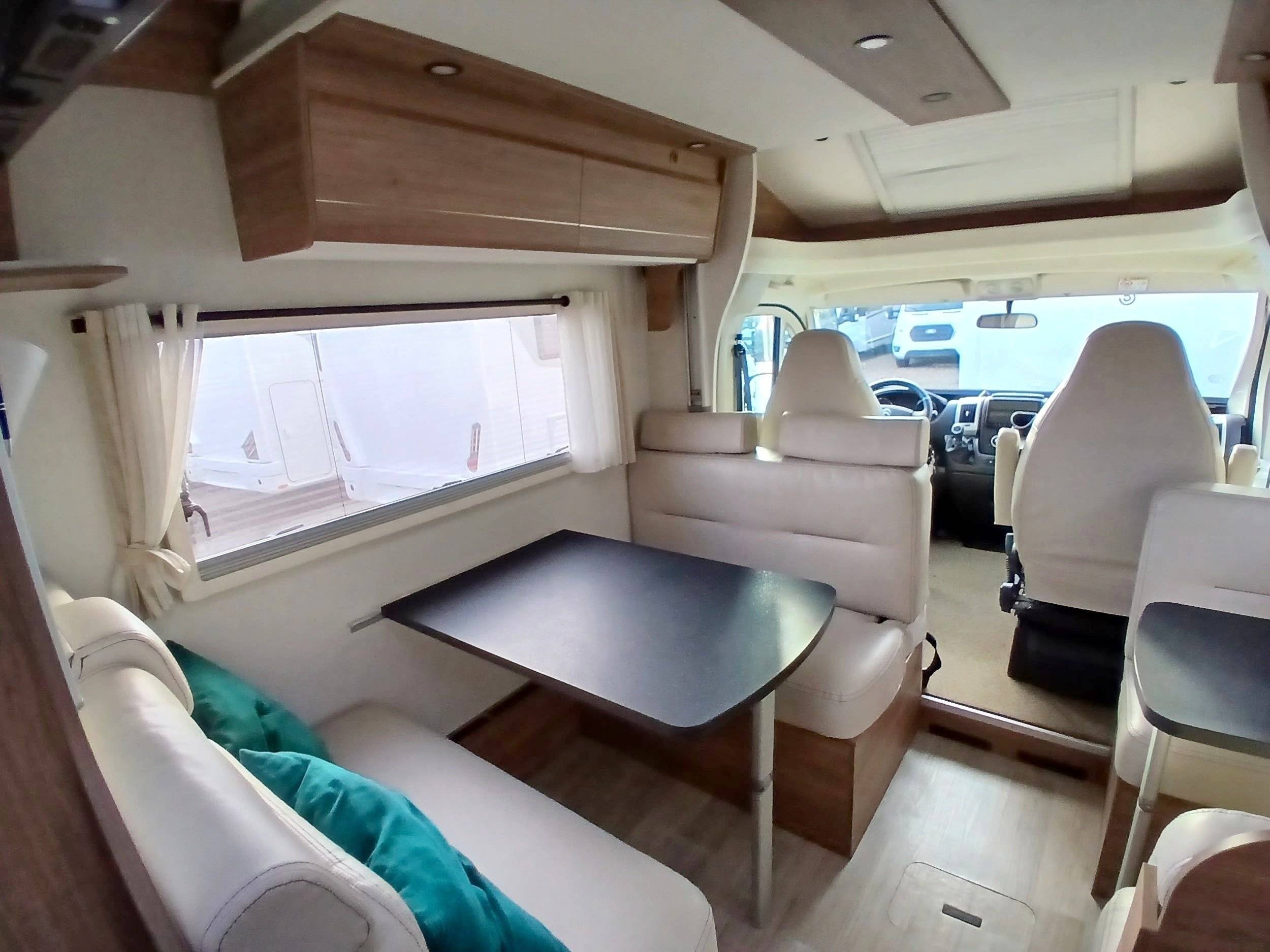 Área de jantar Fiat 2,3 l 130 ch - Yescapa