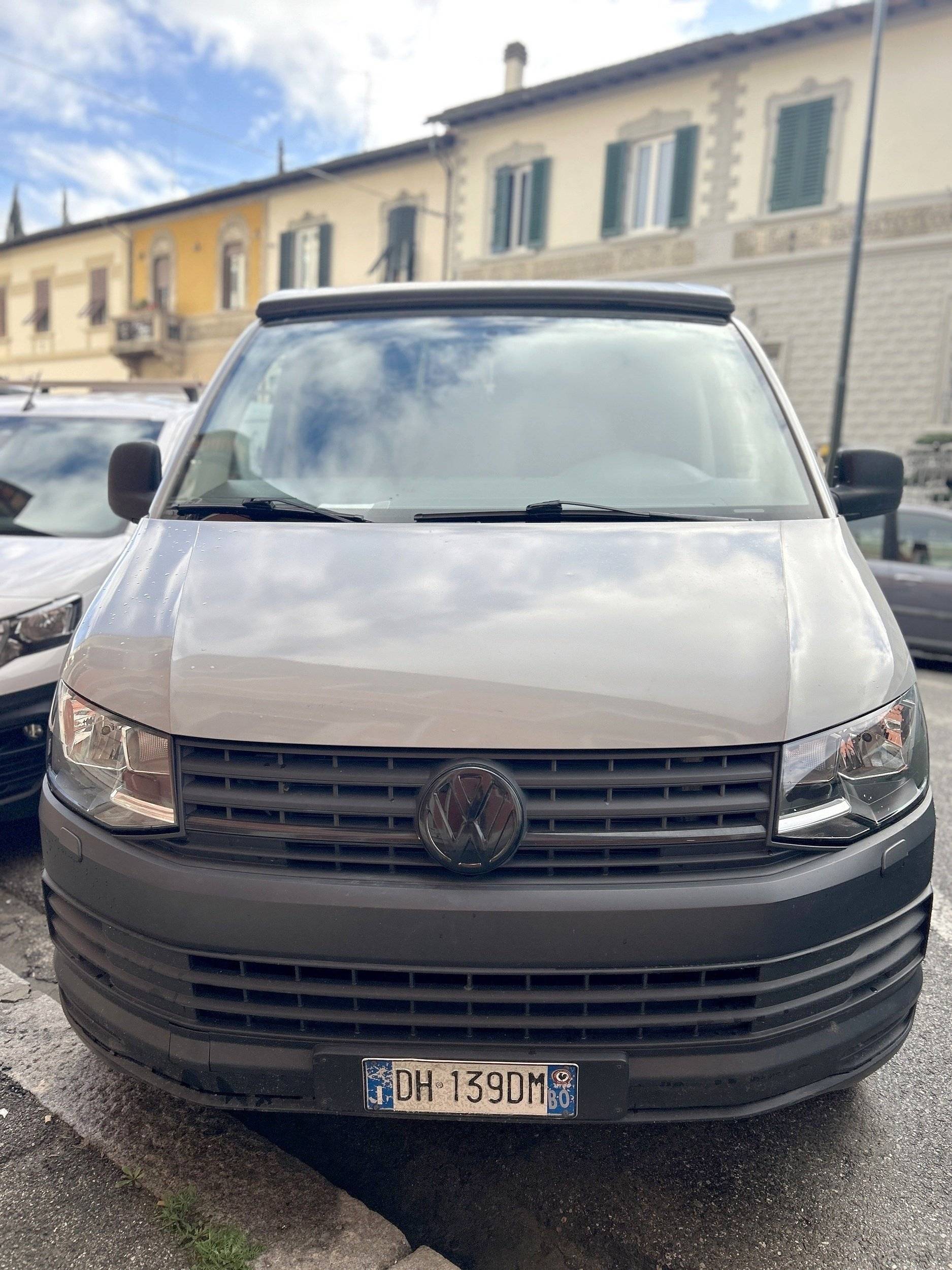 Vista del vehículo ángulo delantero Volkswagen T5 2,0 l 84 ch - Yescapa