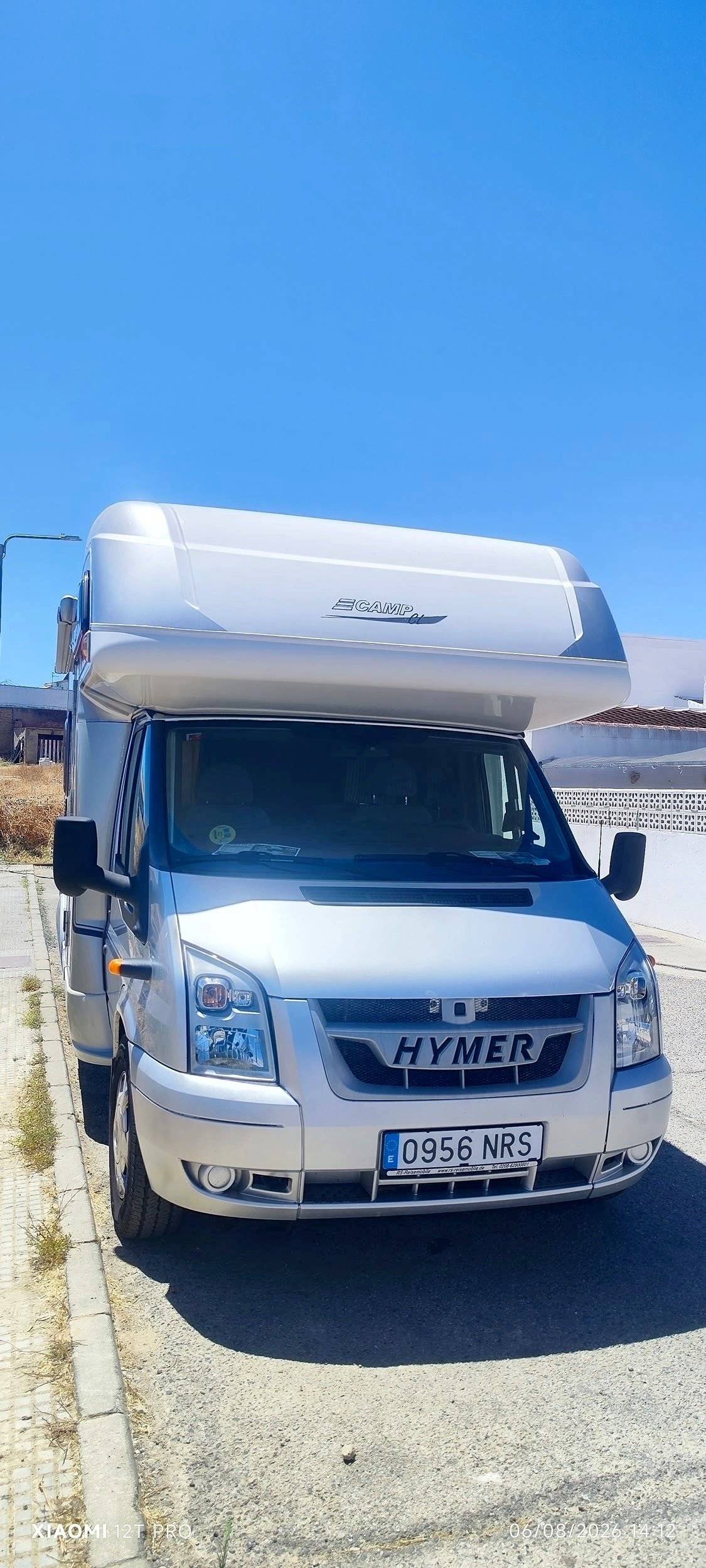 Vista de 3/4 Ford Transit 2,0 l 130 ch - Yescapa