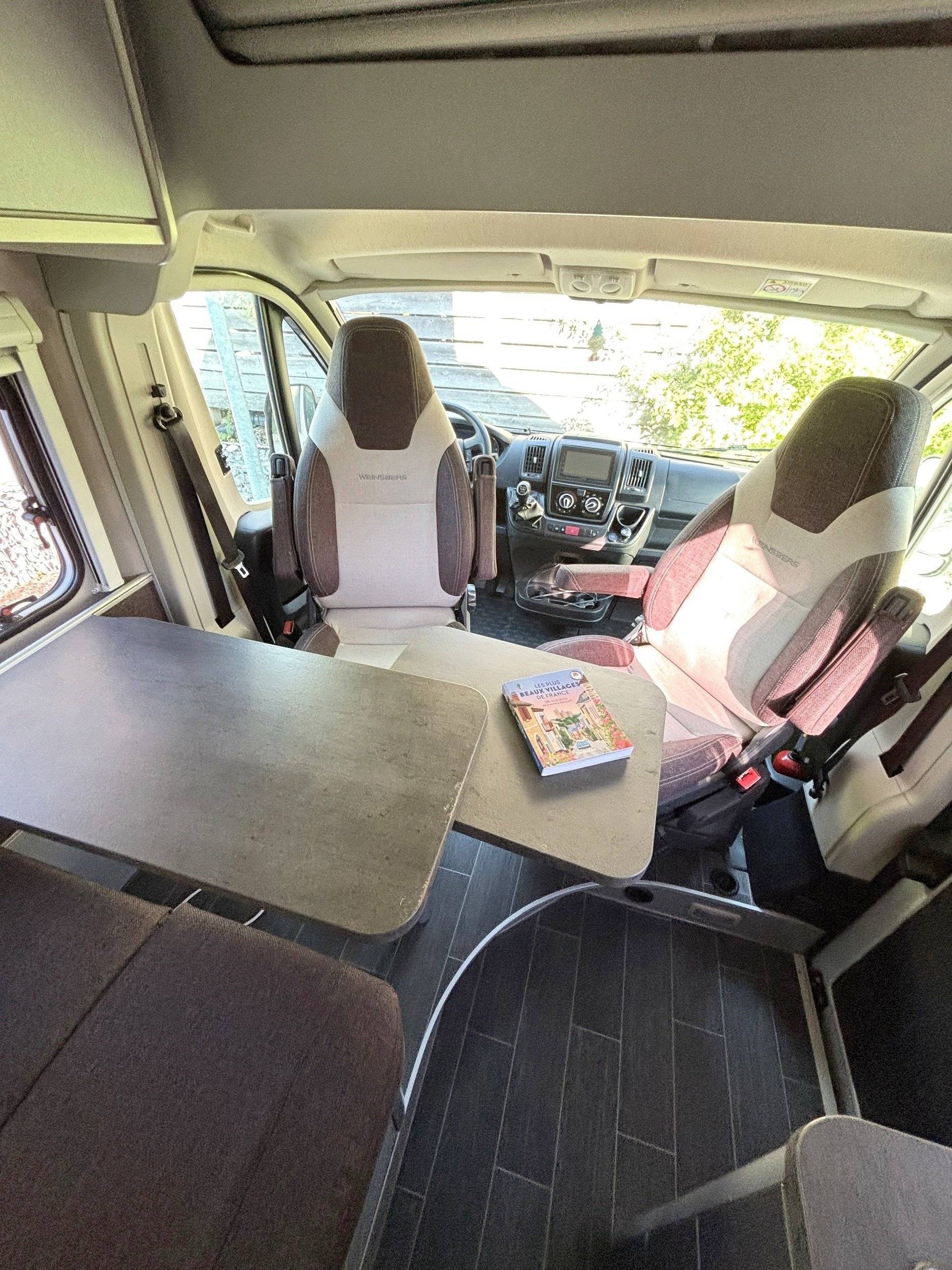 Dining Area Fiat Ducato 2,3 l 140 Multijet - Yescapa