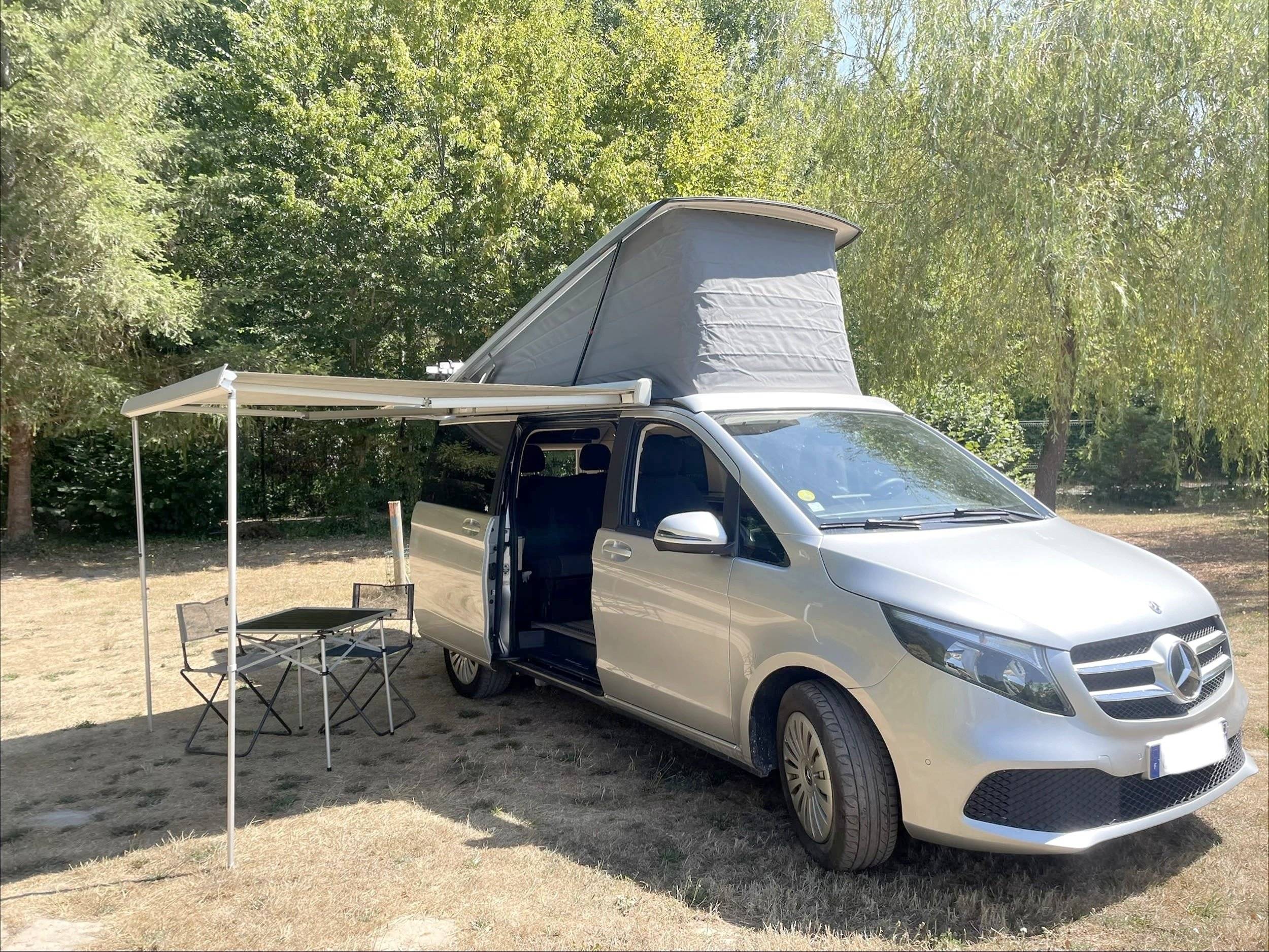 Vista de 3/4 Mercedes Classe V 2,2 l 163 ch - Yescapa
