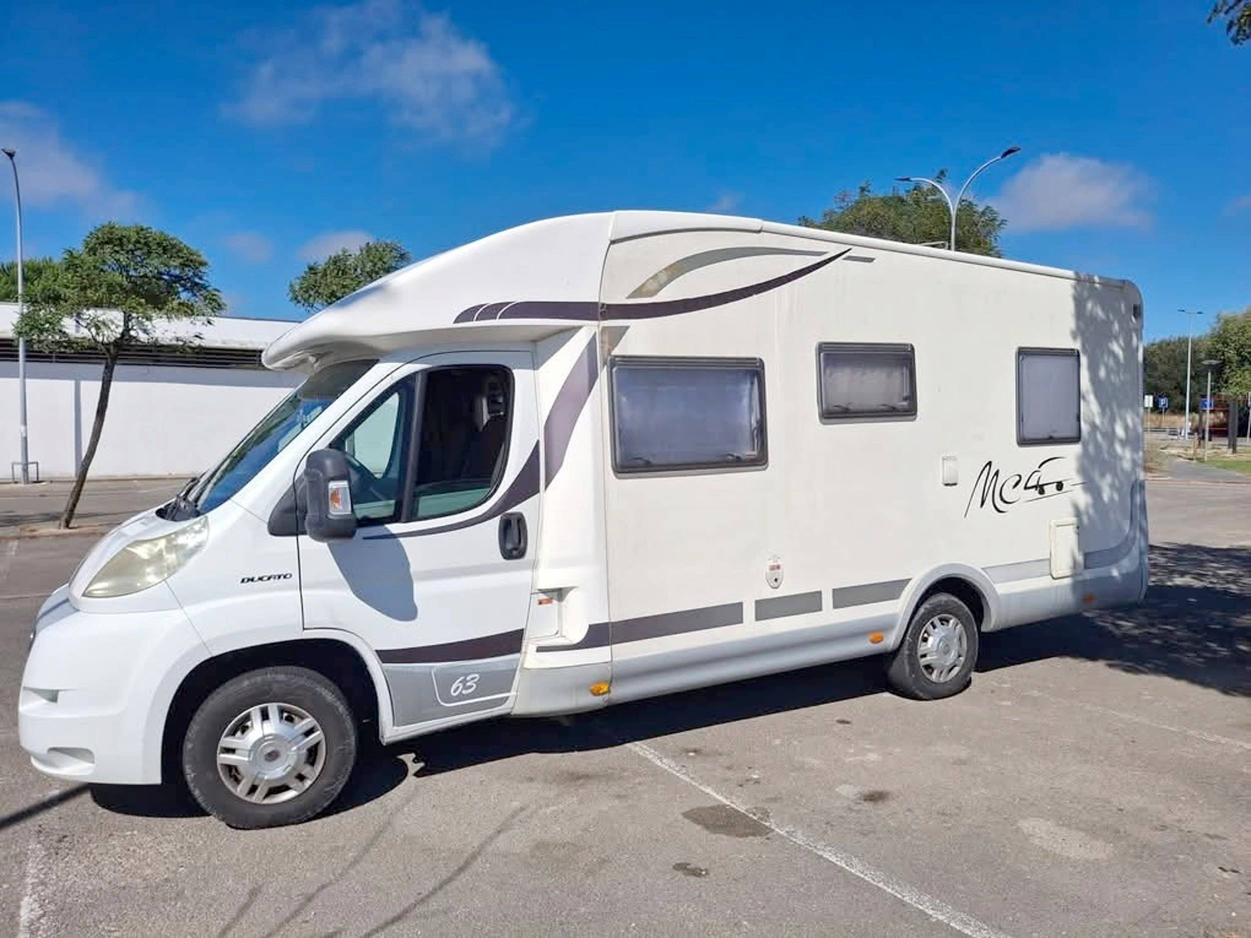 Vista del vehicle angle davanter Fiat Ducato 2.3l 130CV - Yescapa