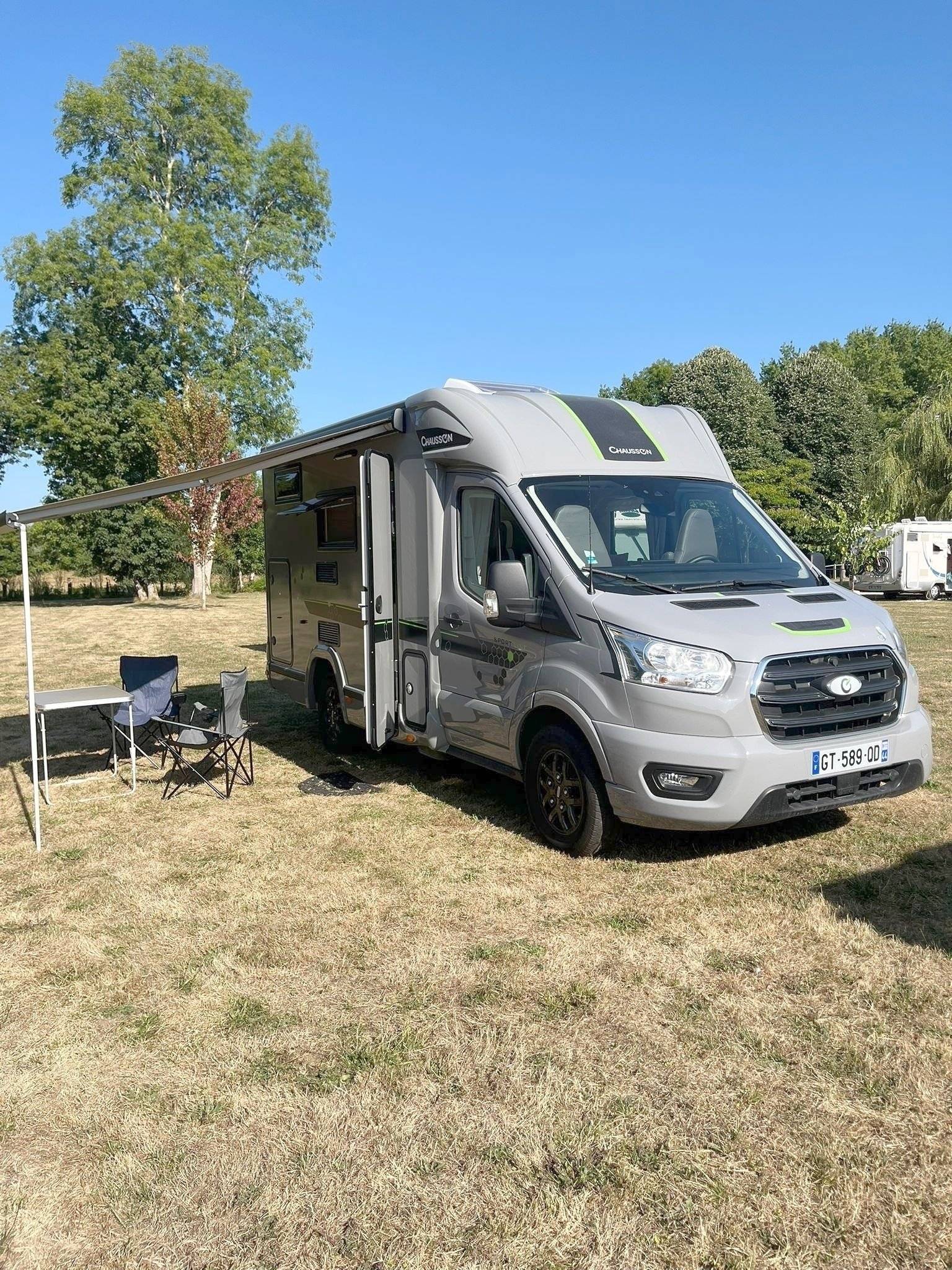 Vue avant de 3/4 Ford - Yescapa